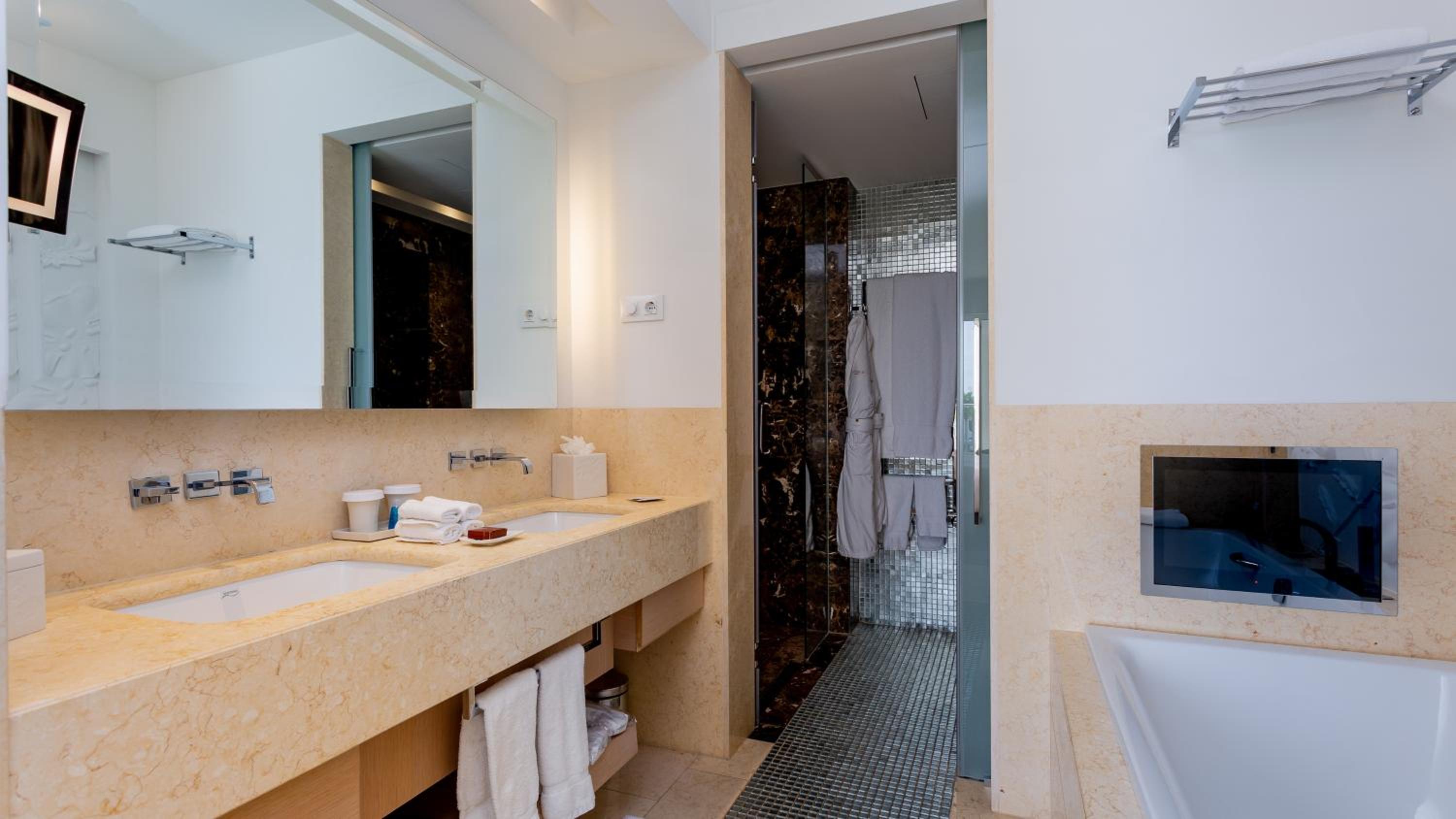 Grand Deluxe King Suite with Pool View - Photo 6