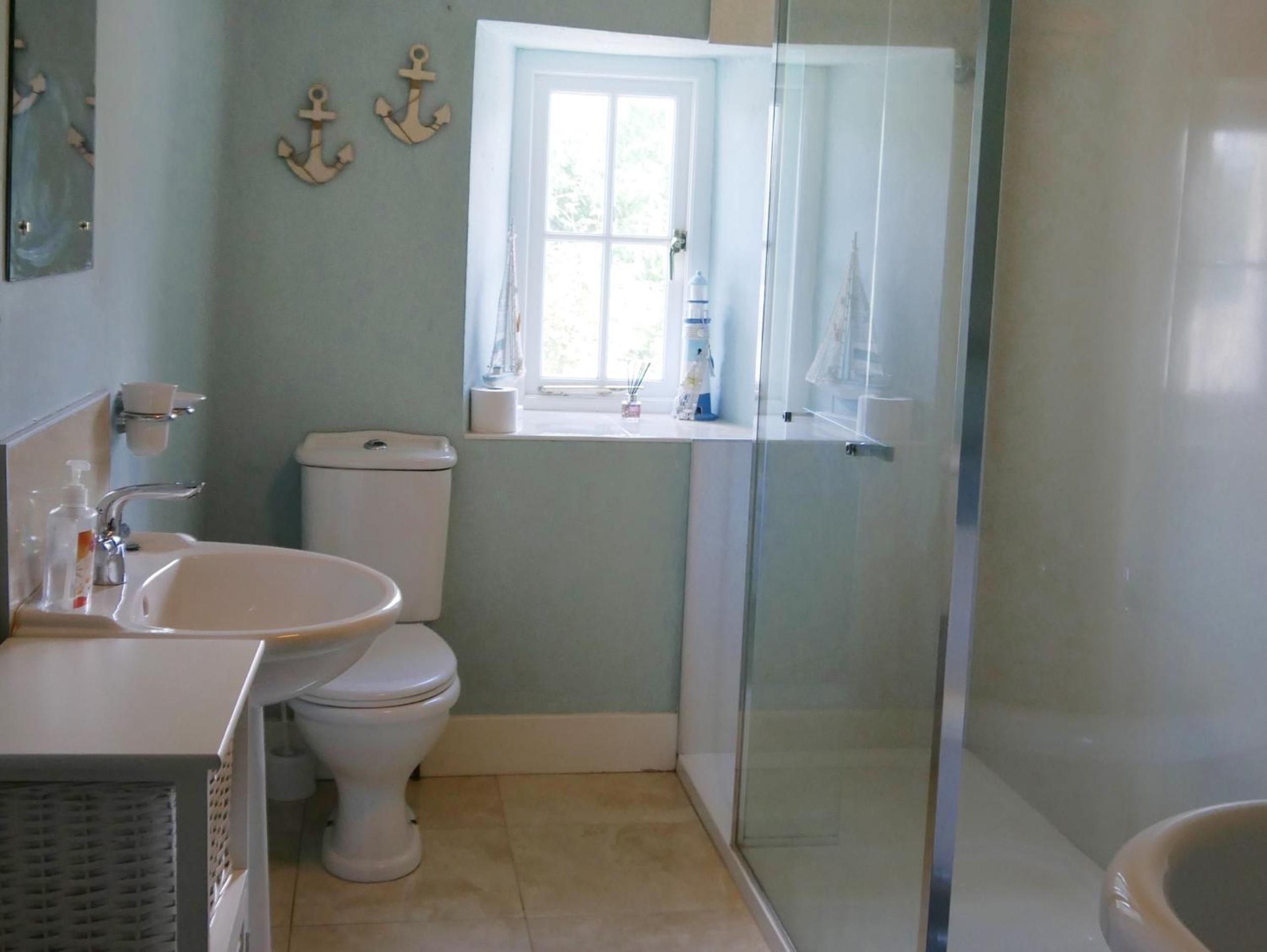 Five-Bedroom House photo 2
