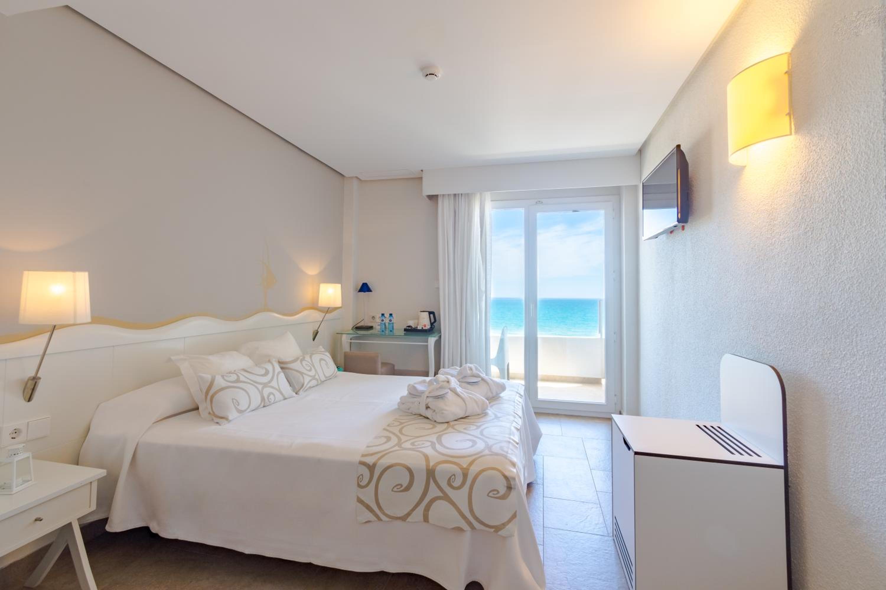 Double or Twin Room with Sea View - Photo 4