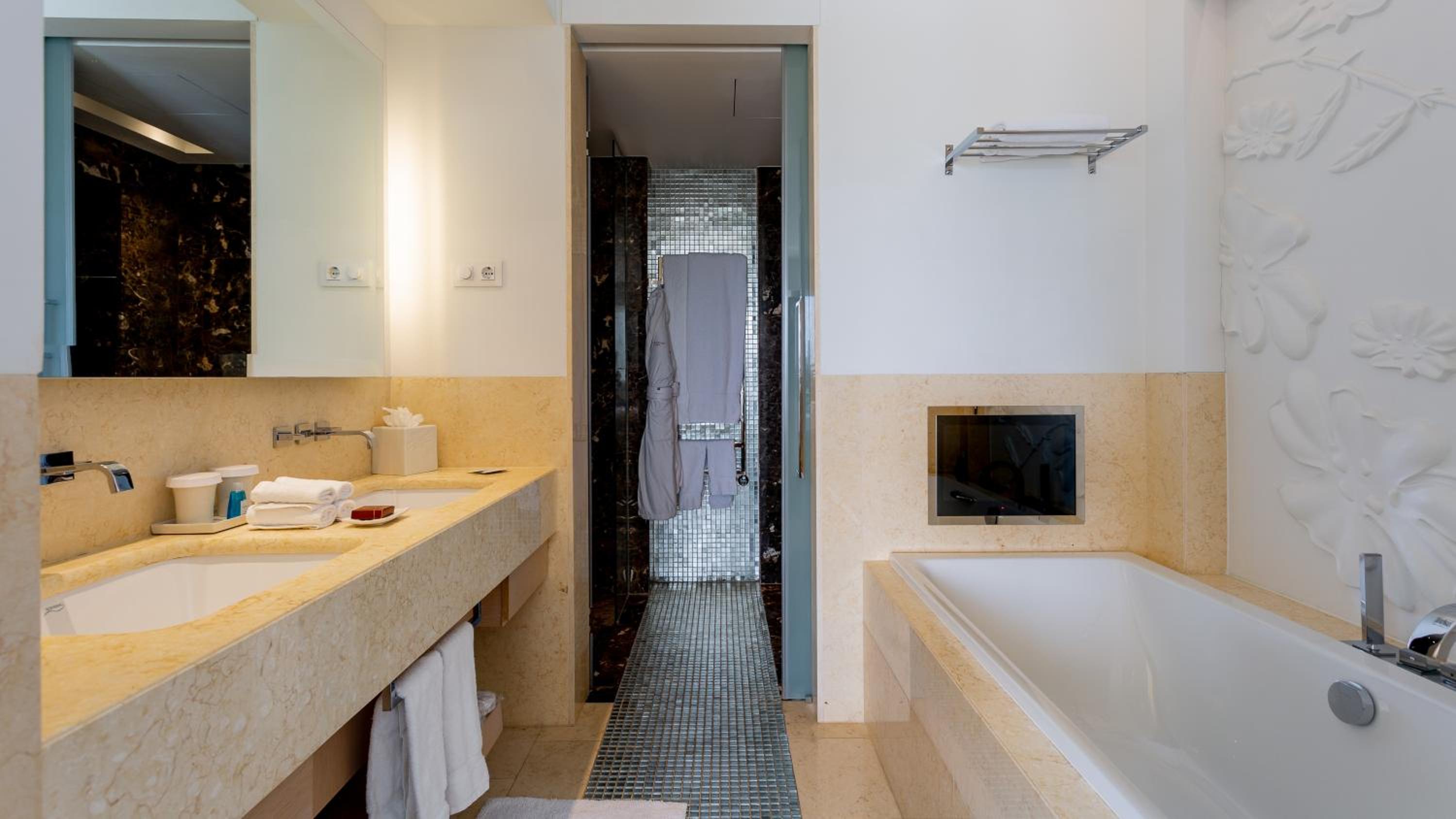 Deluxe King Suite with Pool View - Photo 5