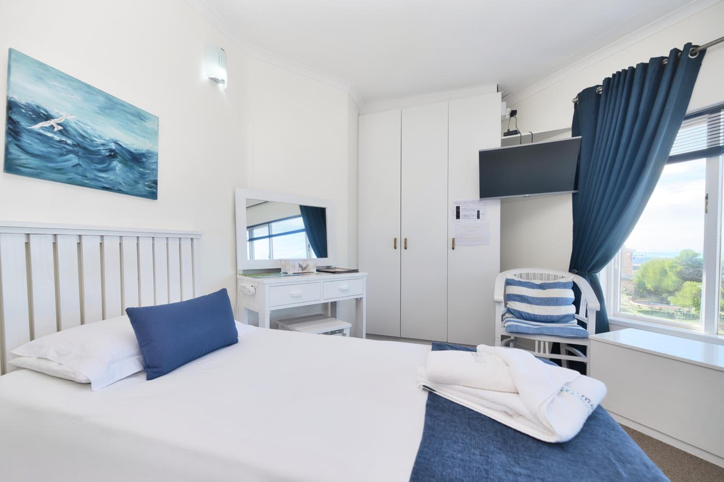 Standard Triple Room with Sea View - Photo 4