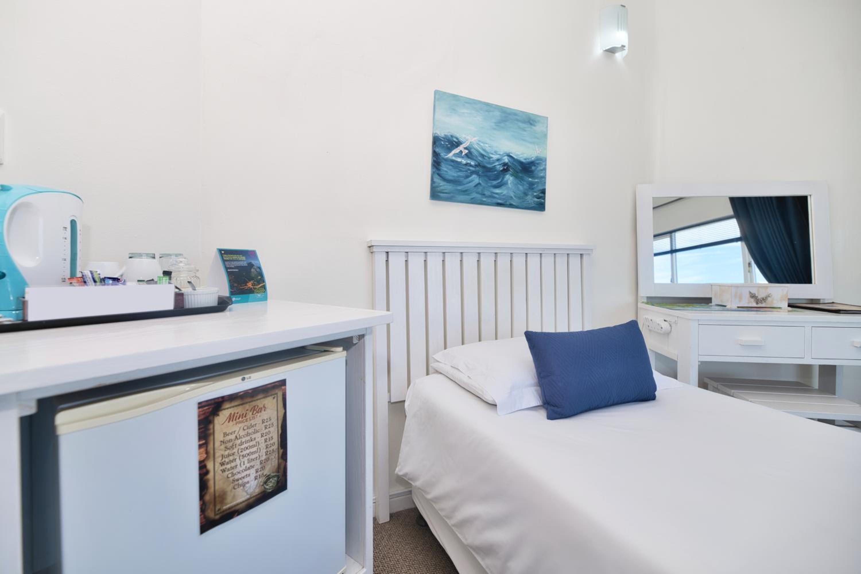 Standard Triple Room with Sea View - Photo 11