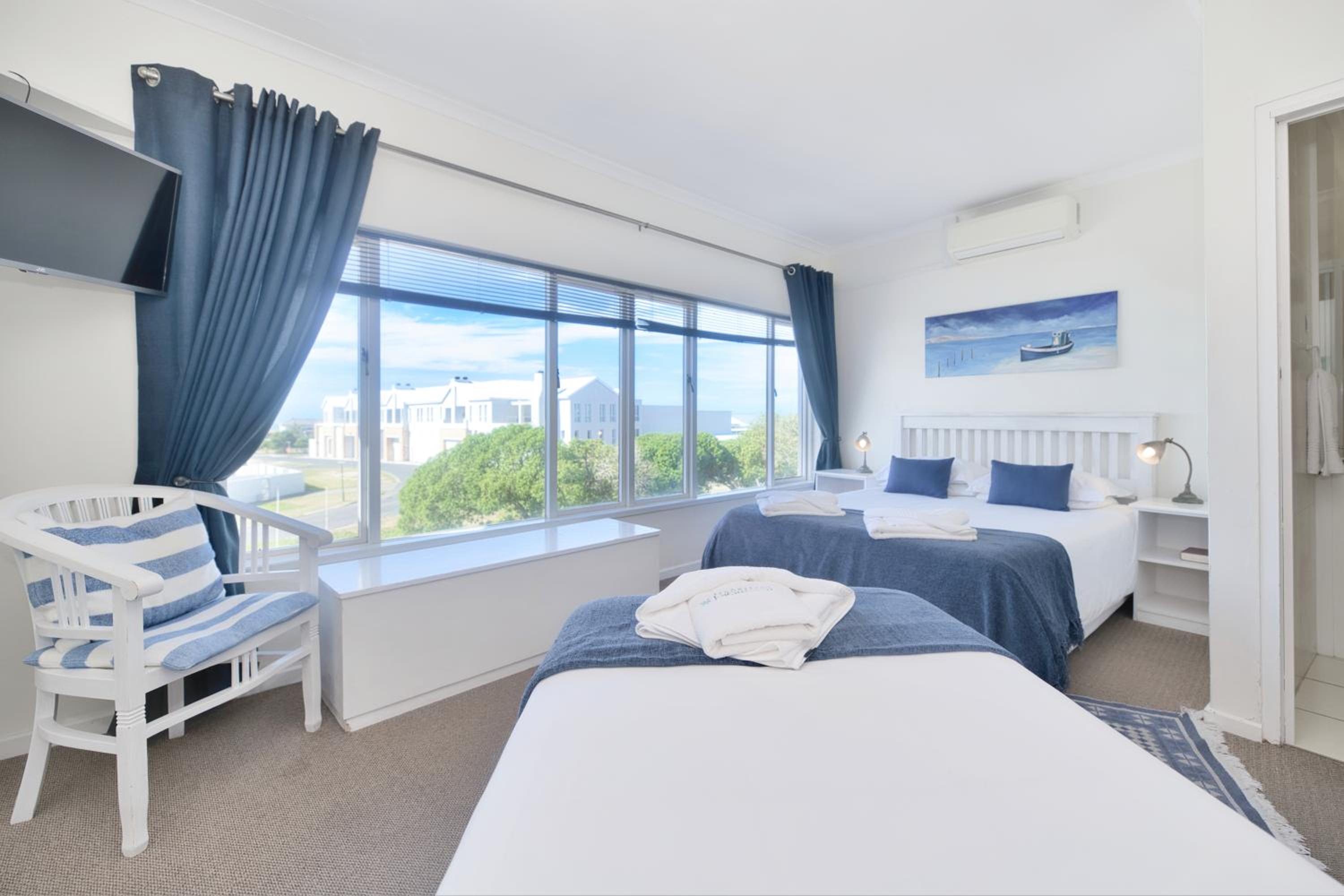 Standard Triple Room with Sea View - Photo 15