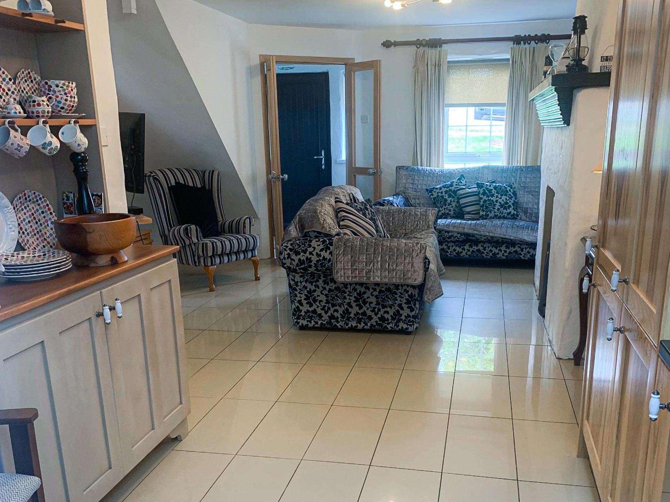 Five-Bedroom House photo 1