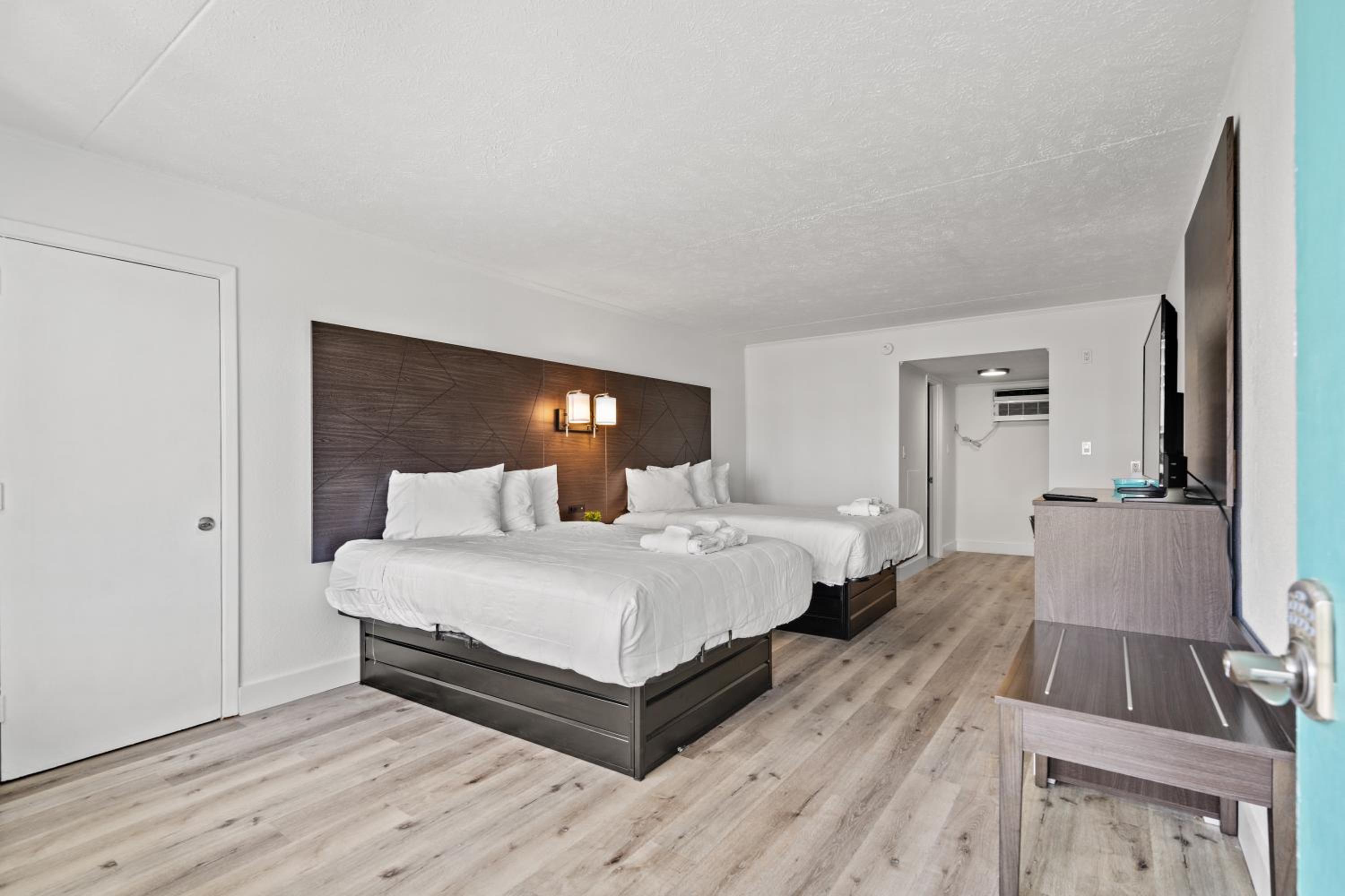 Queen Room with Two Queen Beds  photo 1