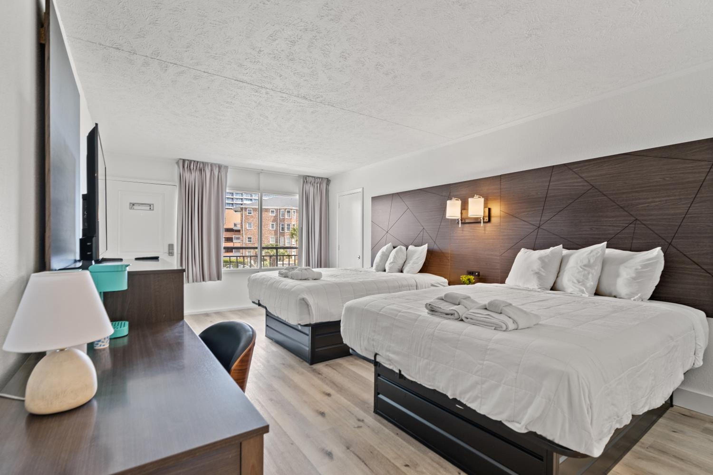Queen Room with Two Queen Beds  photo 2