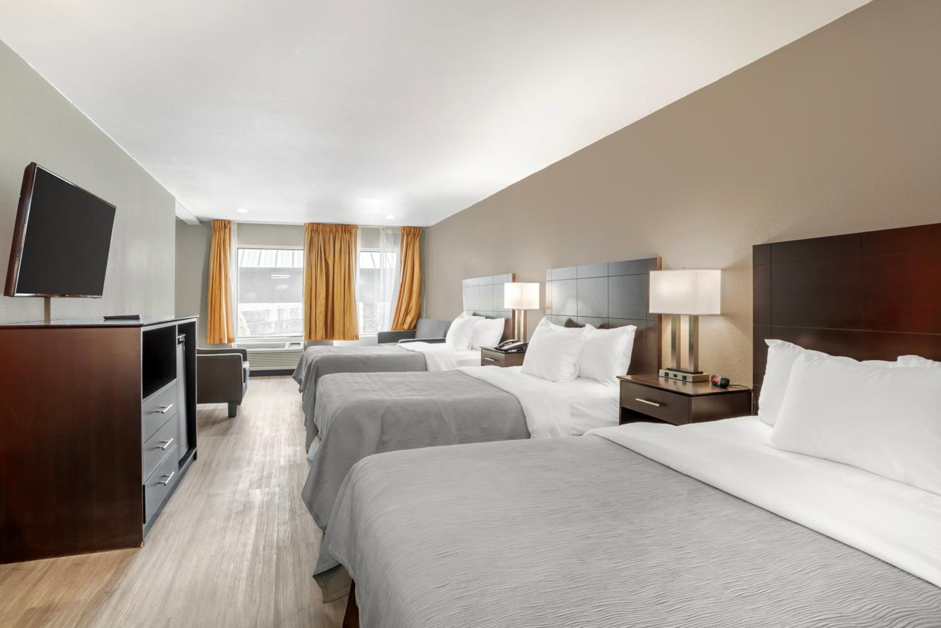 Queen Suite with Three Queen Beds - Non-Smoking  - Photo 3