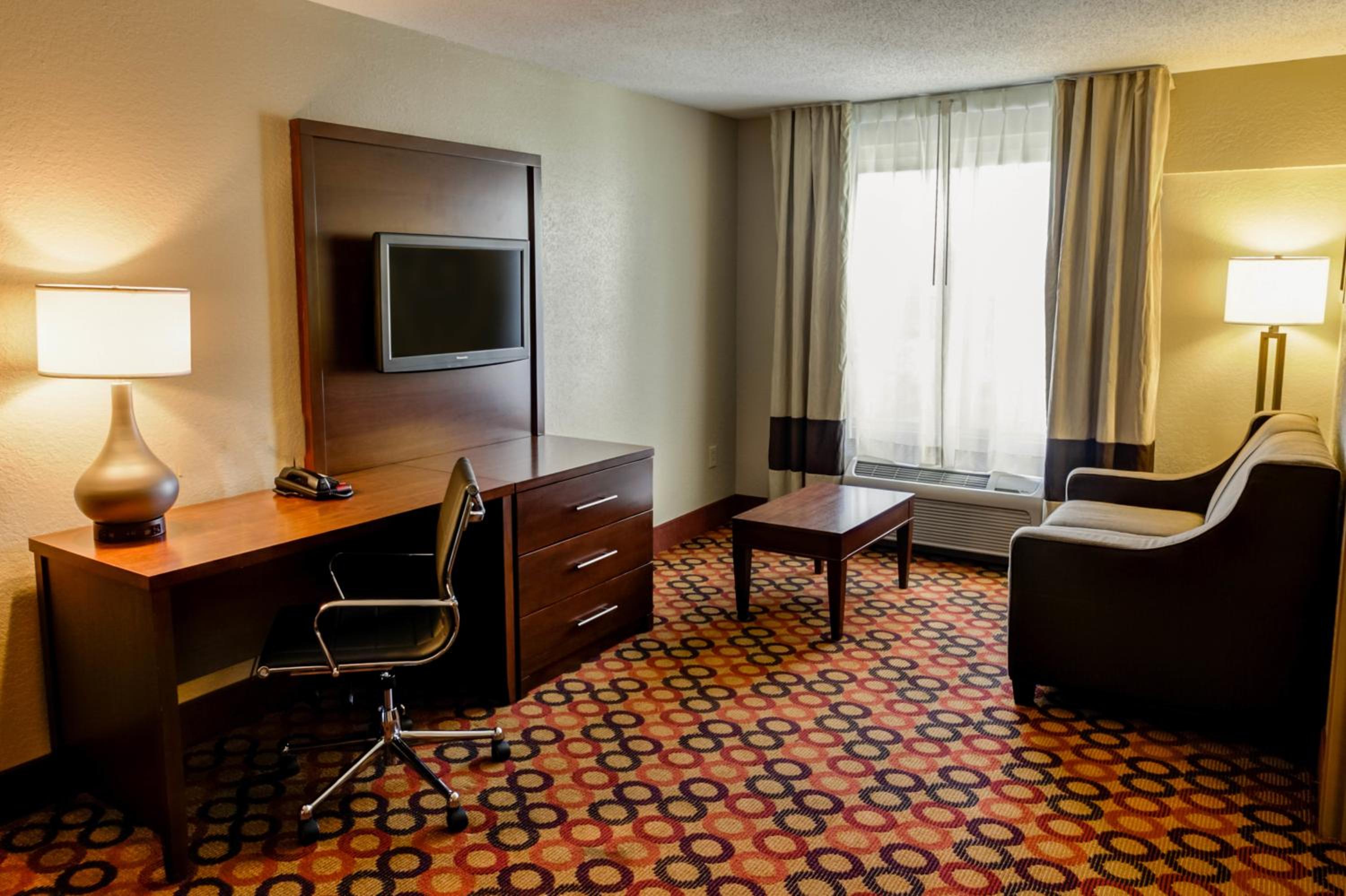 King Suite With Roll In Shower - Accessible/Non-Smoking