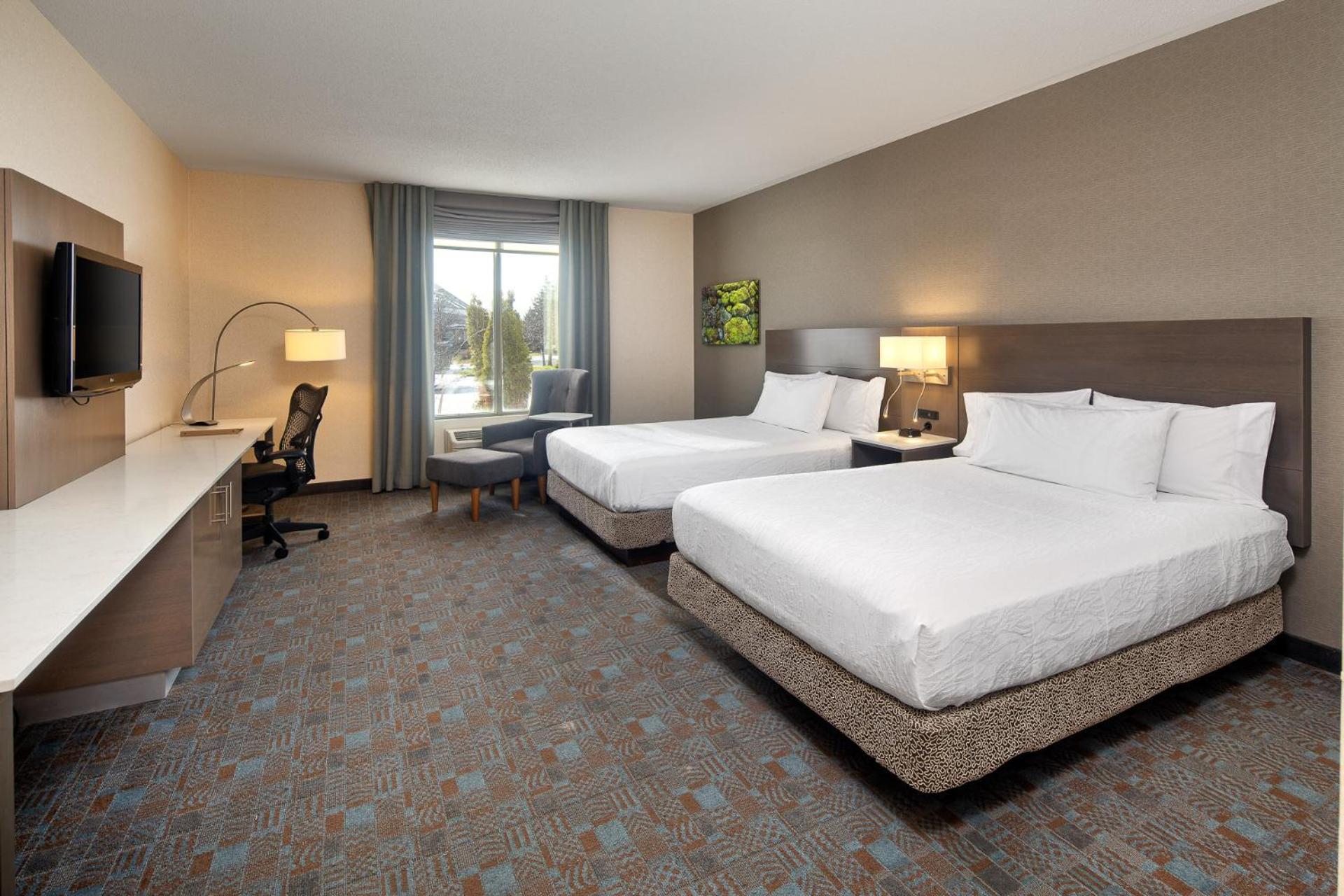 Premium Queen Room with Two Queen Beds - Photo 2