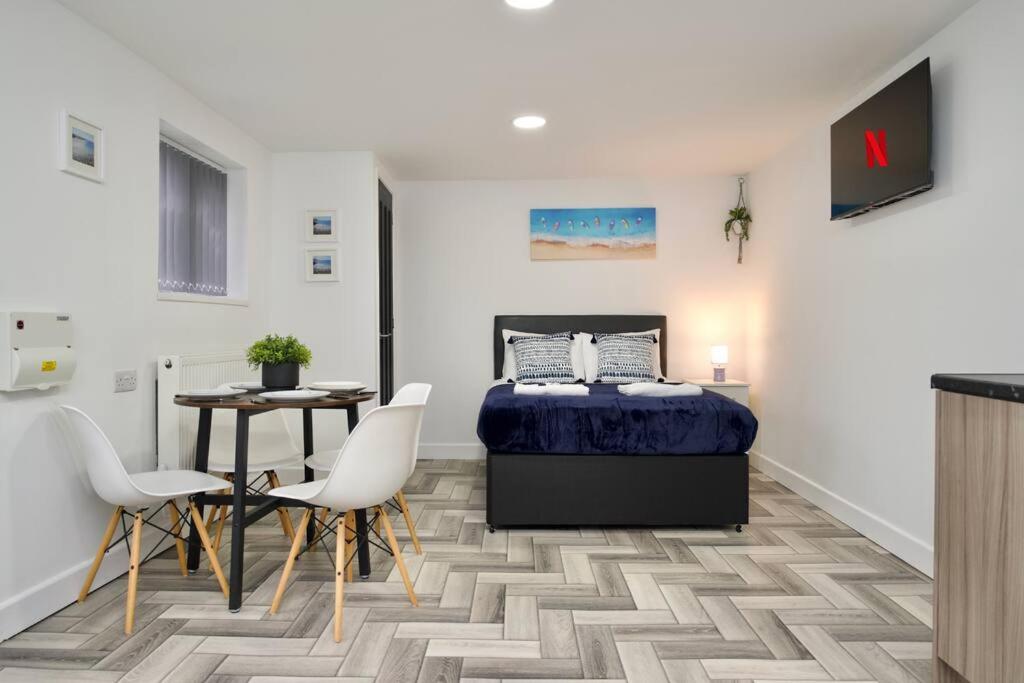 One-Bedroom Apartment photo 1