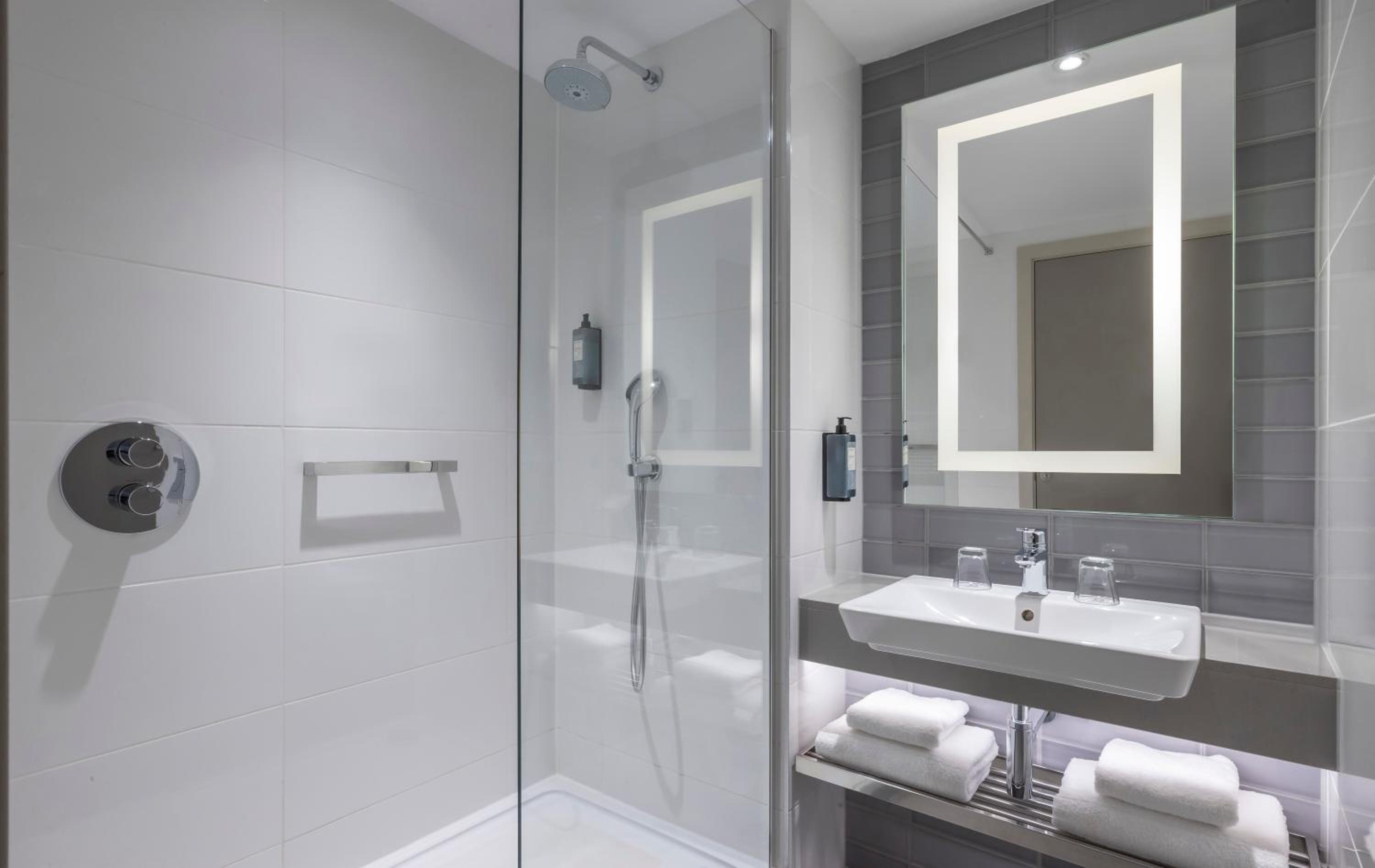 Executive Double Room thumbnail 5