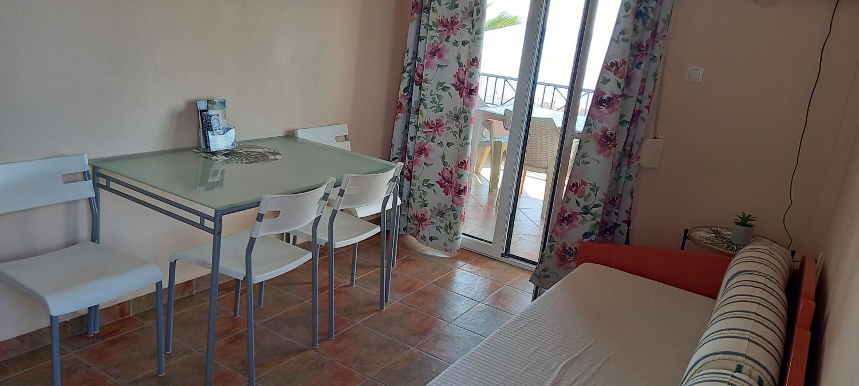 One-Bedroom Apartment with Balcony and Sea View photo 3