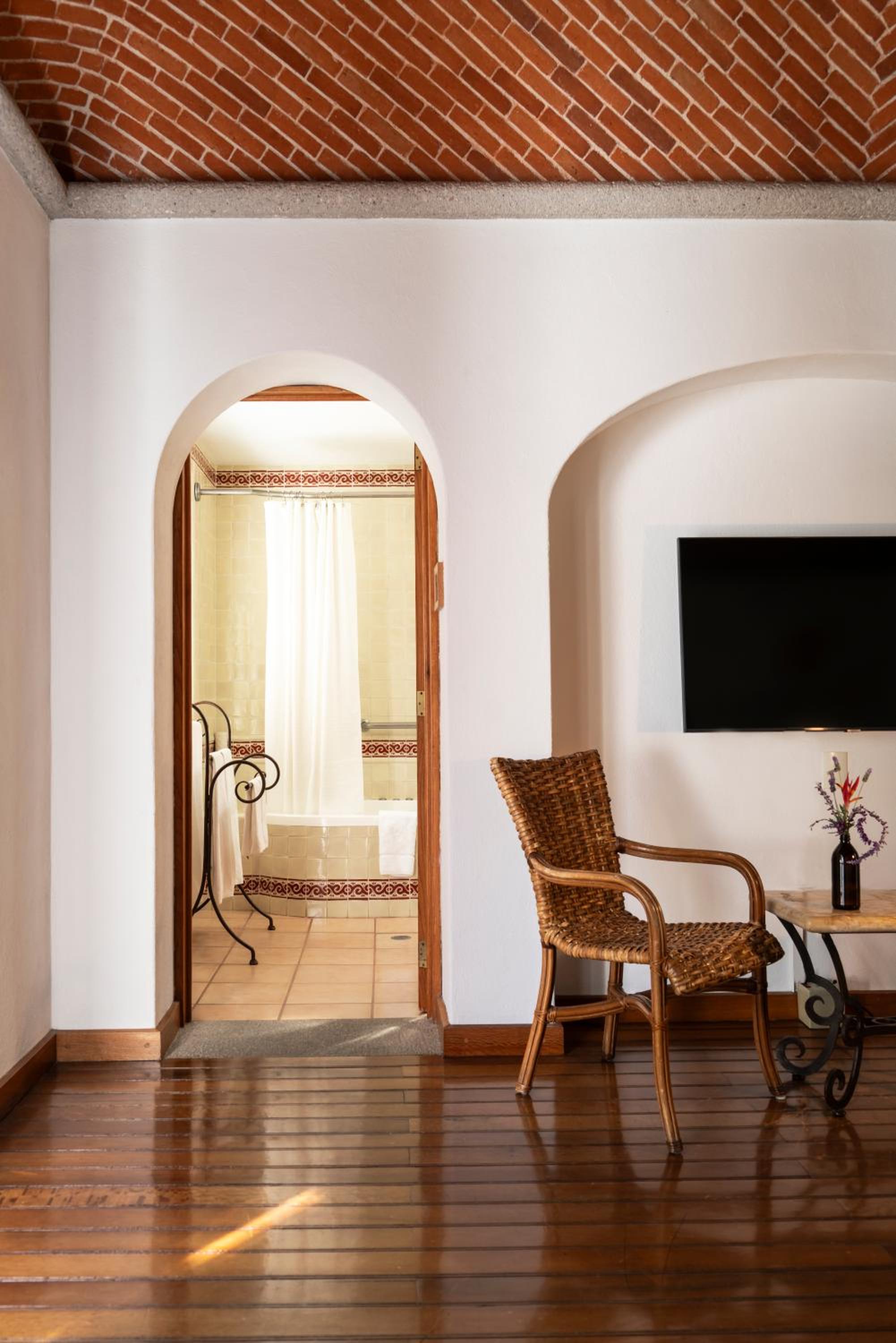 Suite - Photo 19
