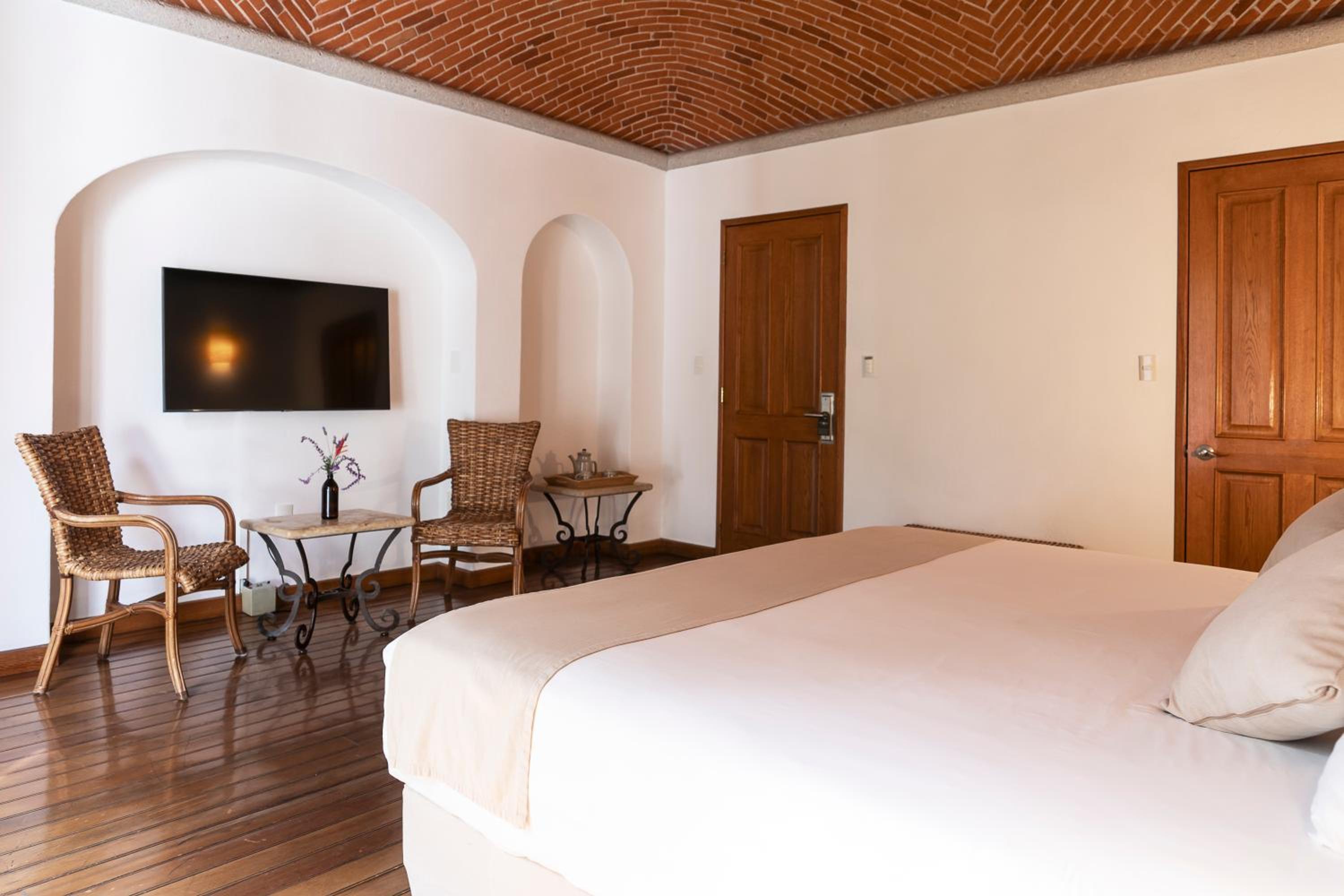 Suite - Photo 14