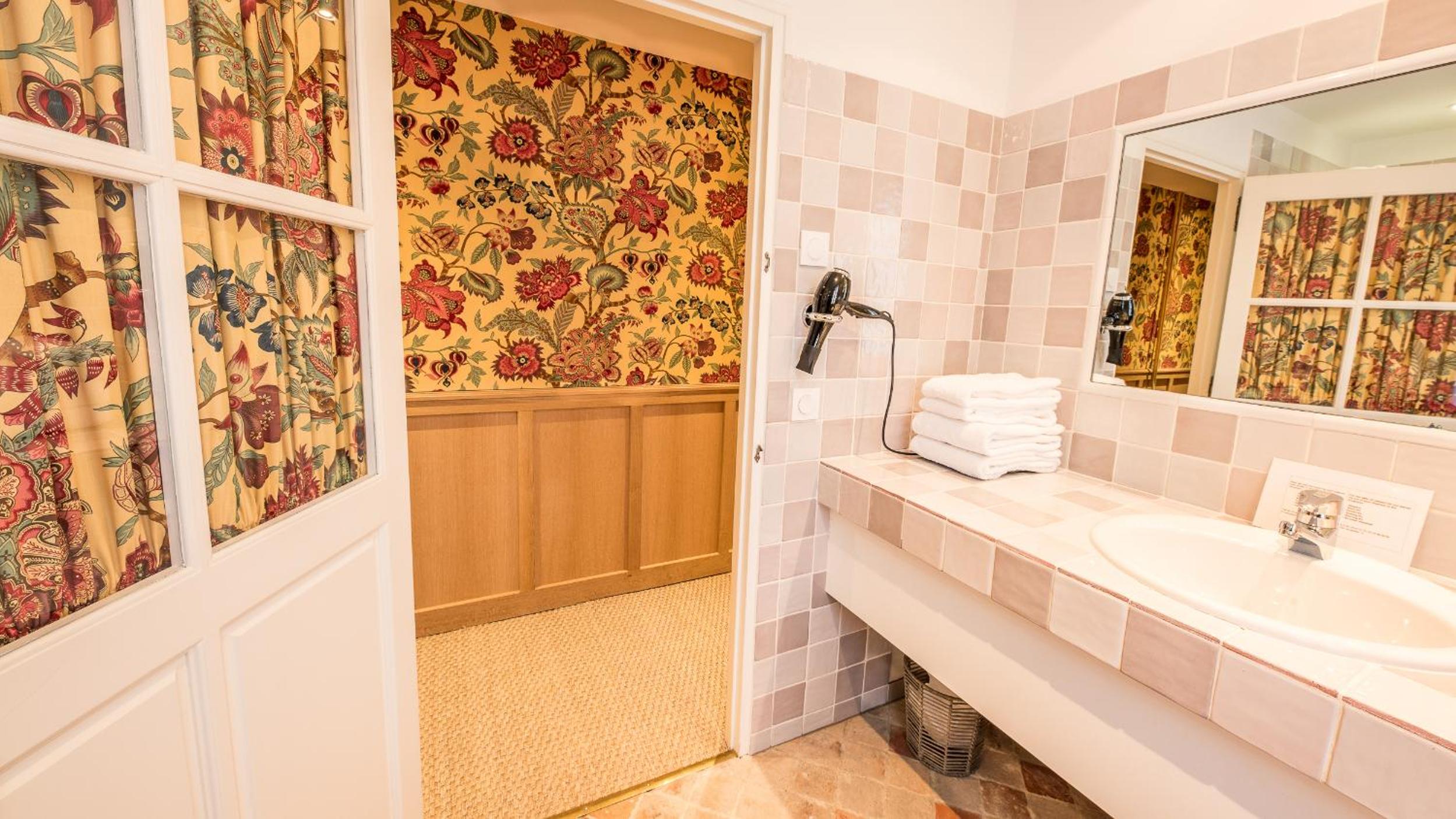 Family Suite (2 Adults + 2 Children) - Photo 2