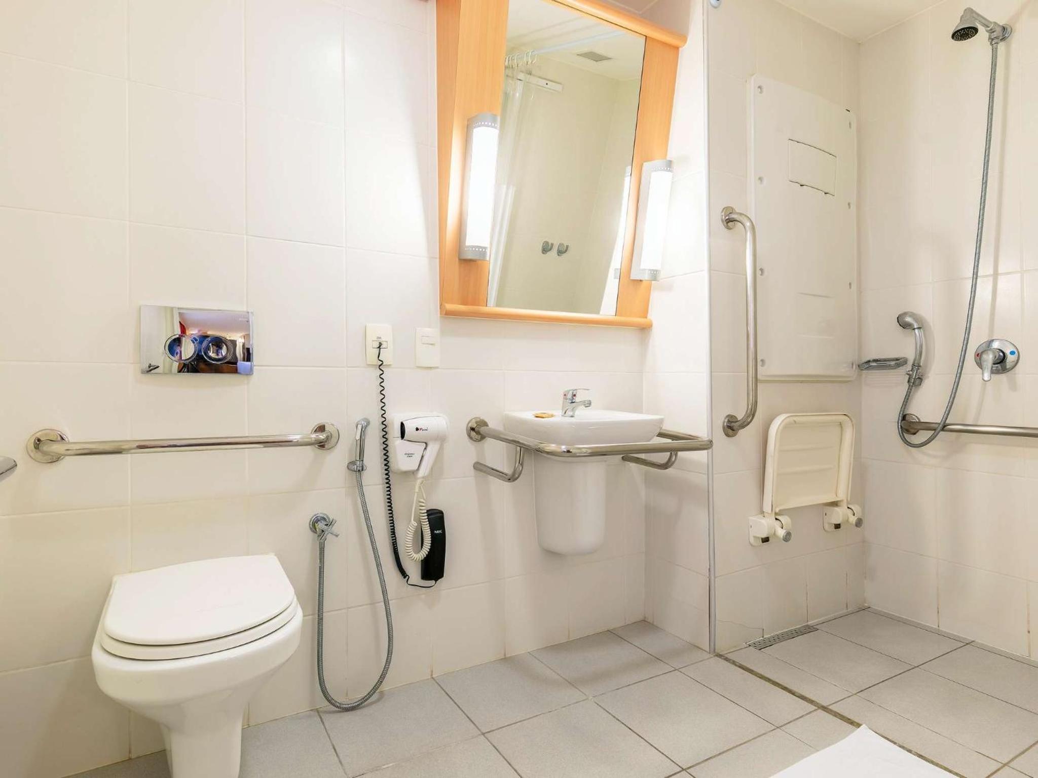 Standard Apartment with One Double Bed - Disability Access photo 2