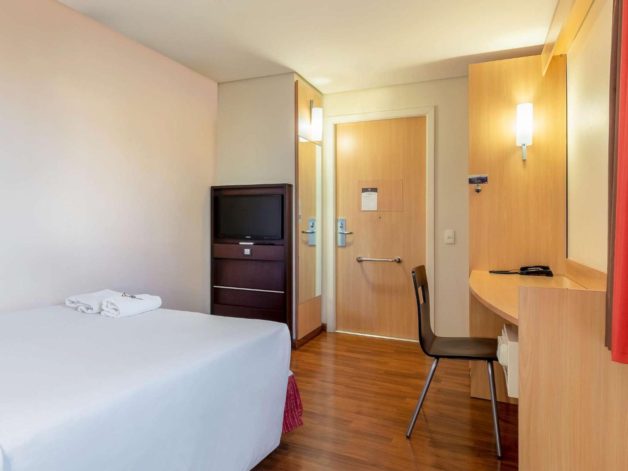 Standard Apartment with One Double Bed - Disability Access photo 1