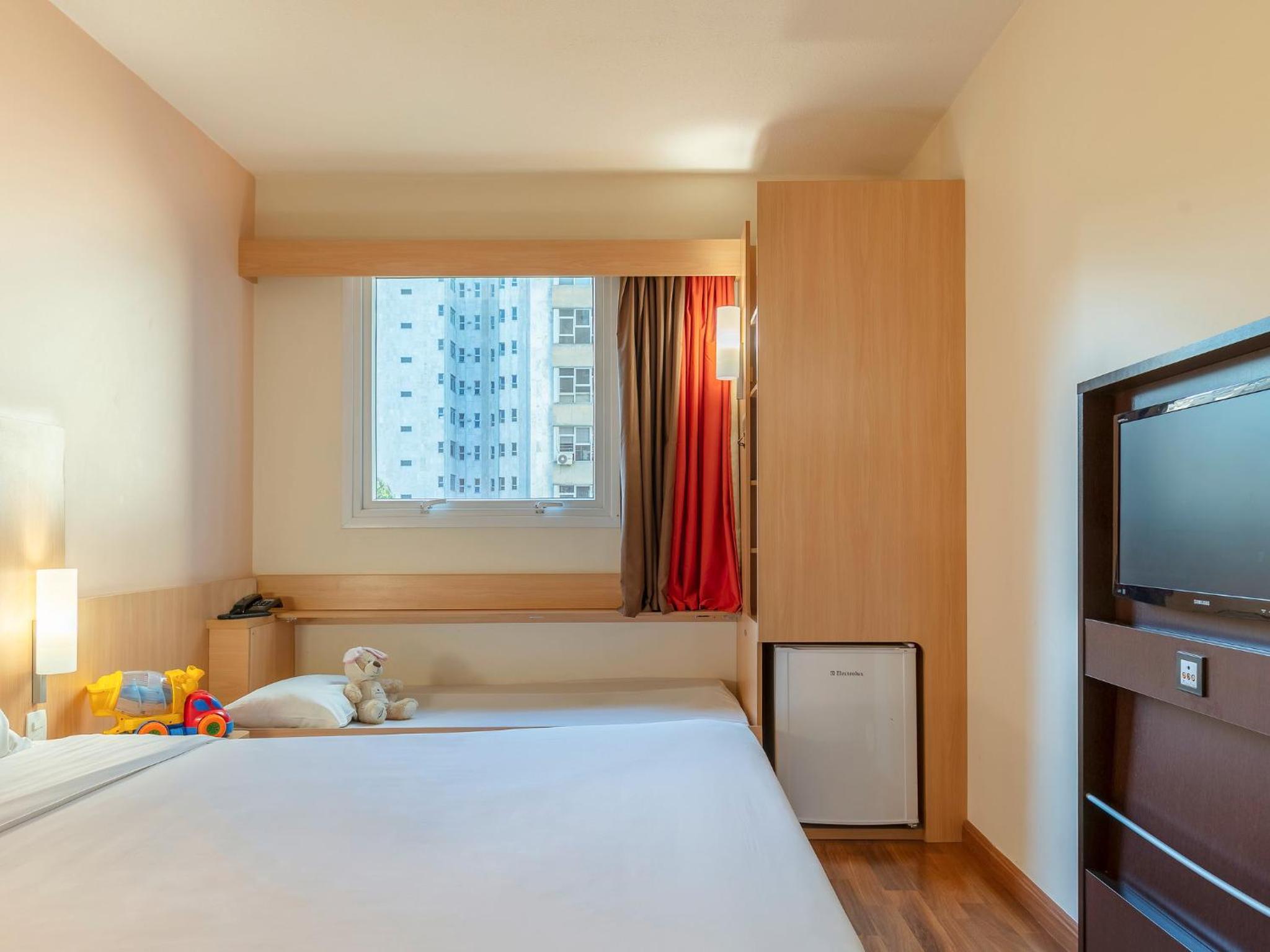 Standard Room with One Double Bed and One Single Bed photo 1