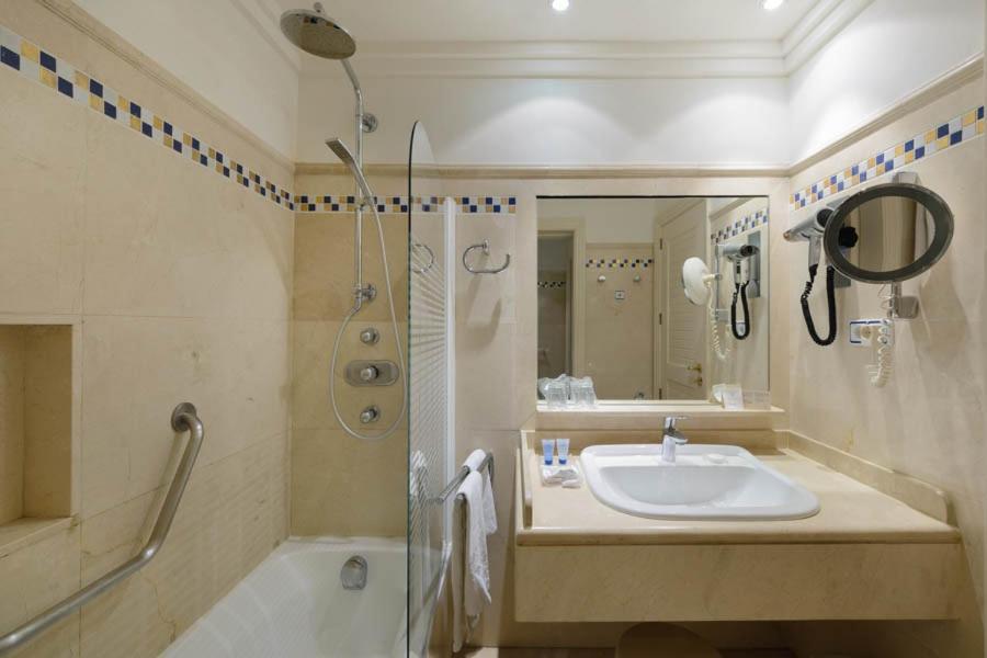 Double or Twin Room with Side Sea View - Photo 10