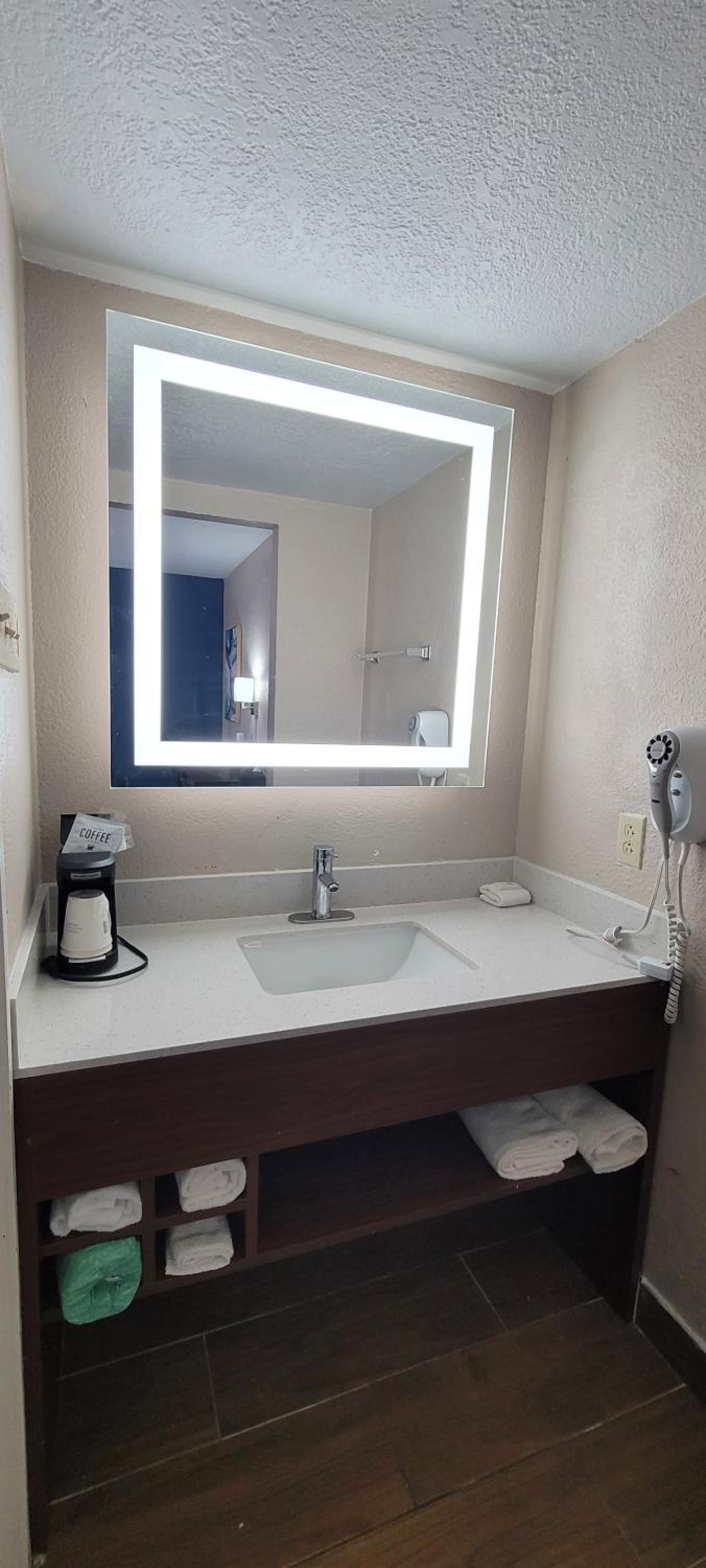 King Room - Non-Smoking photo 3