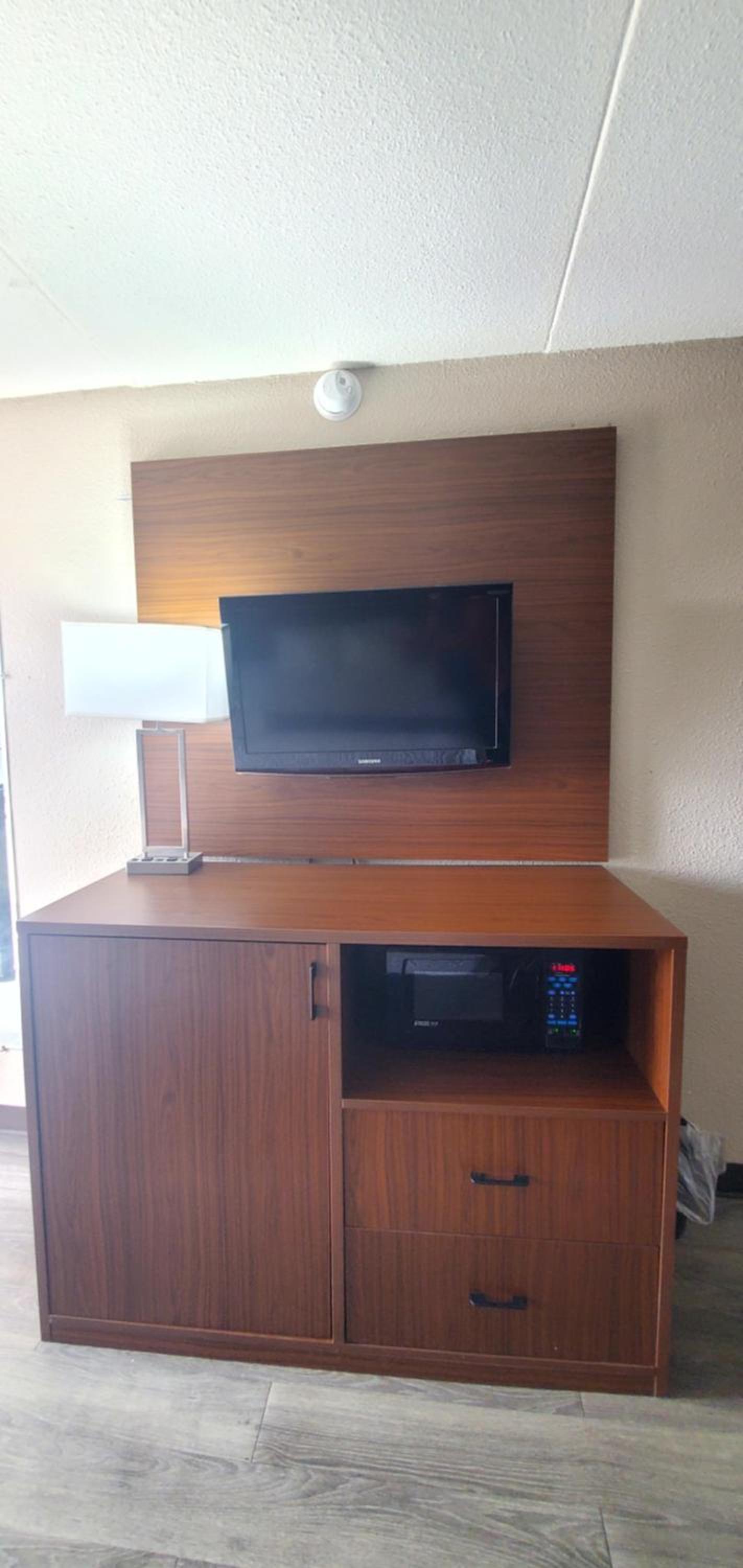 King Suite - Non-Smoking photo 3