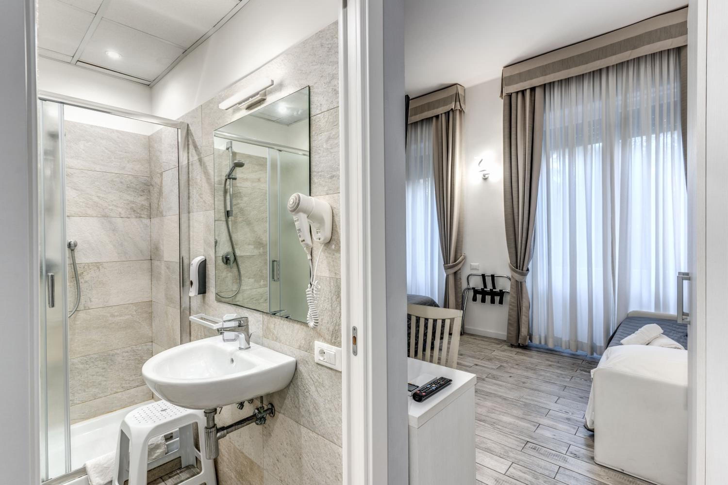 Deluxe Triple Room photo 2
