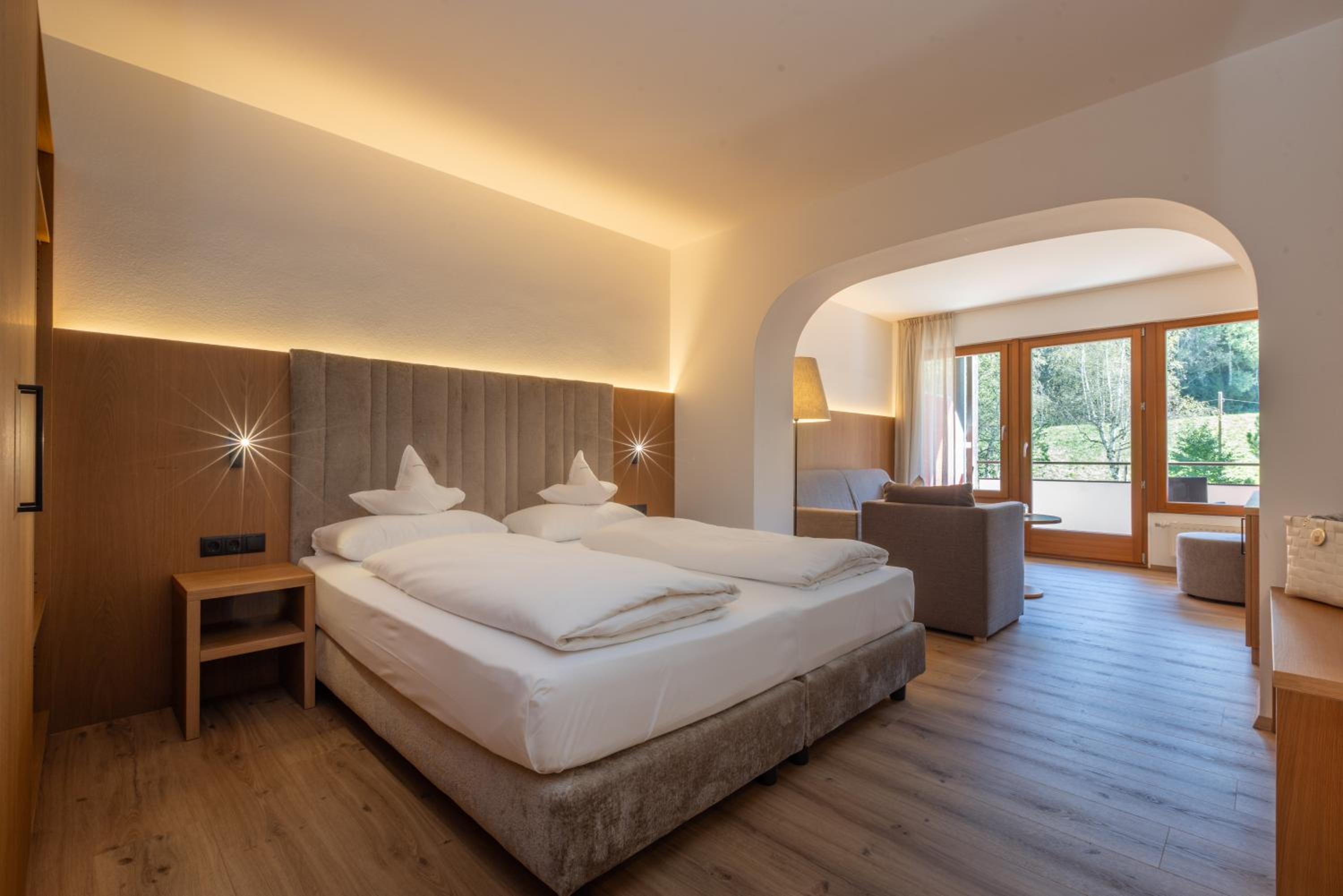 Deluxe Double Room with Balcony - Photo 9