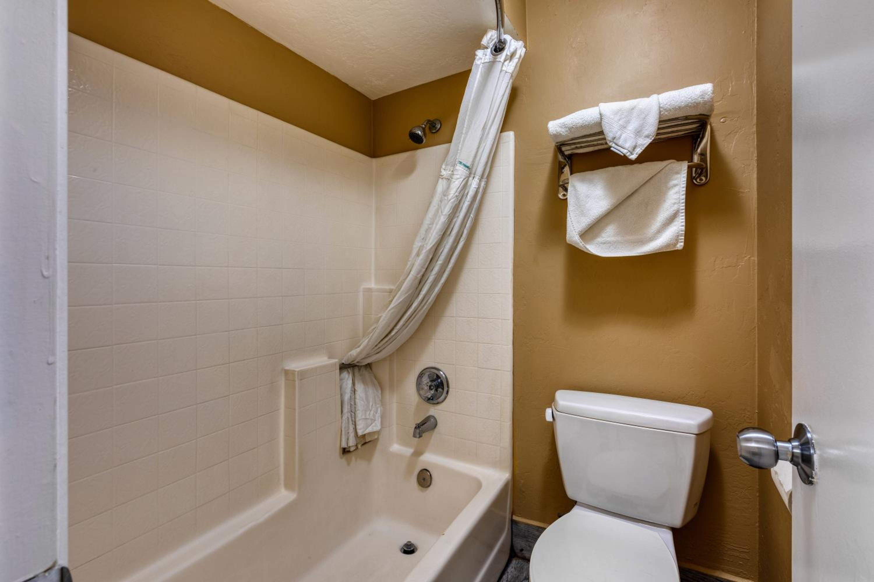 King Room - Non-Smoking - Photo 8