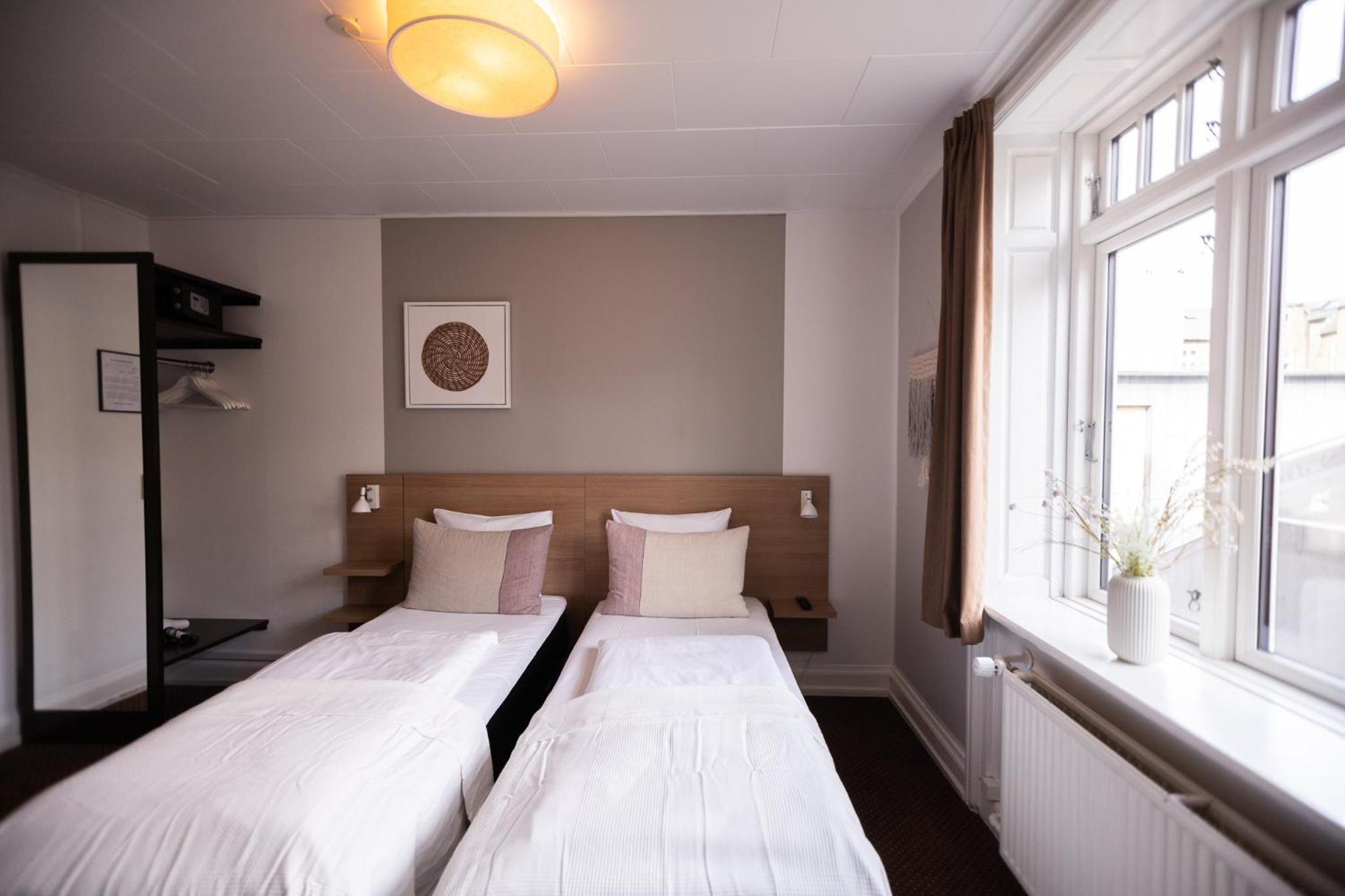 Standard Twin Room thumbnail 5