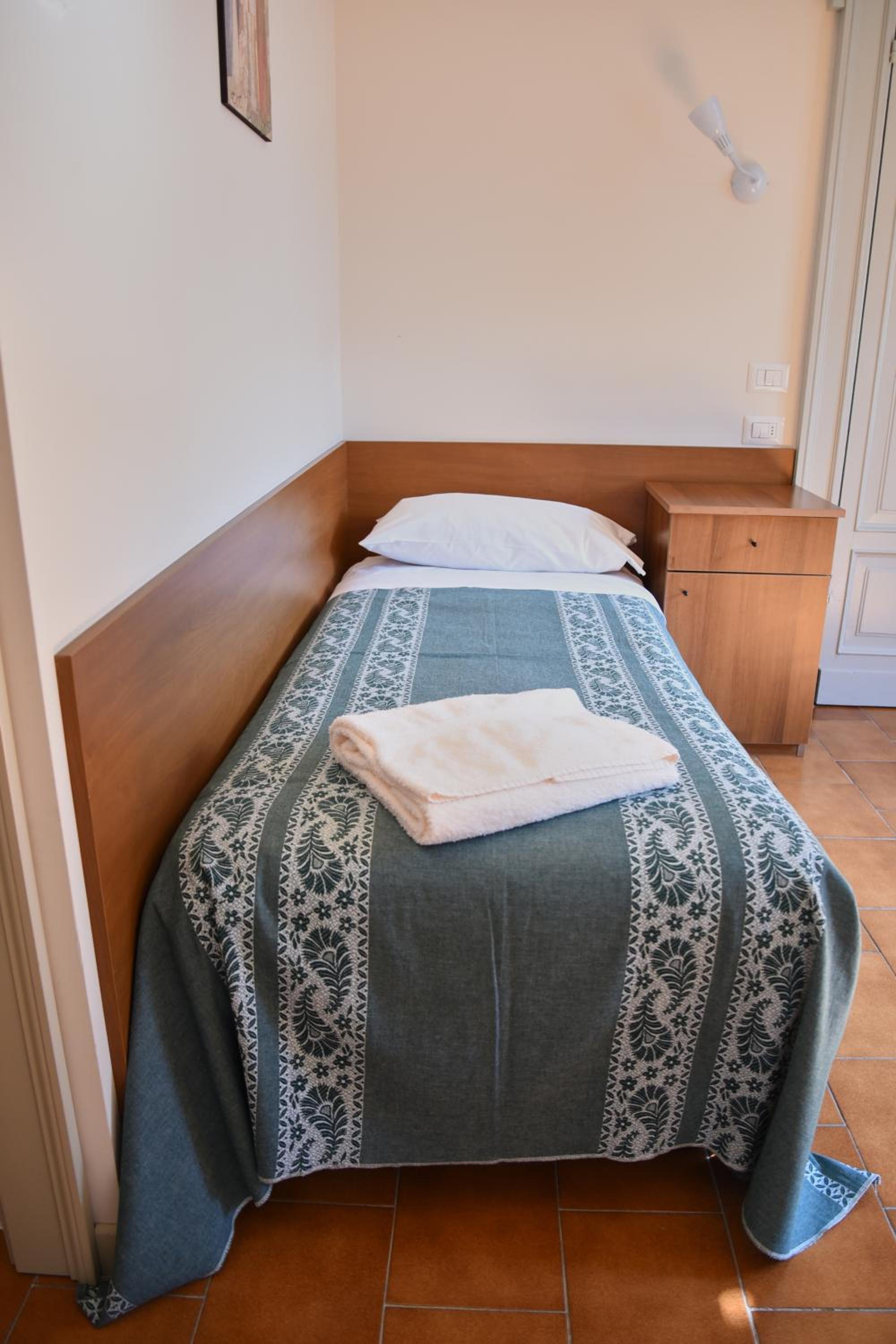 Standard Single Room With Shared Bathroom photo 1