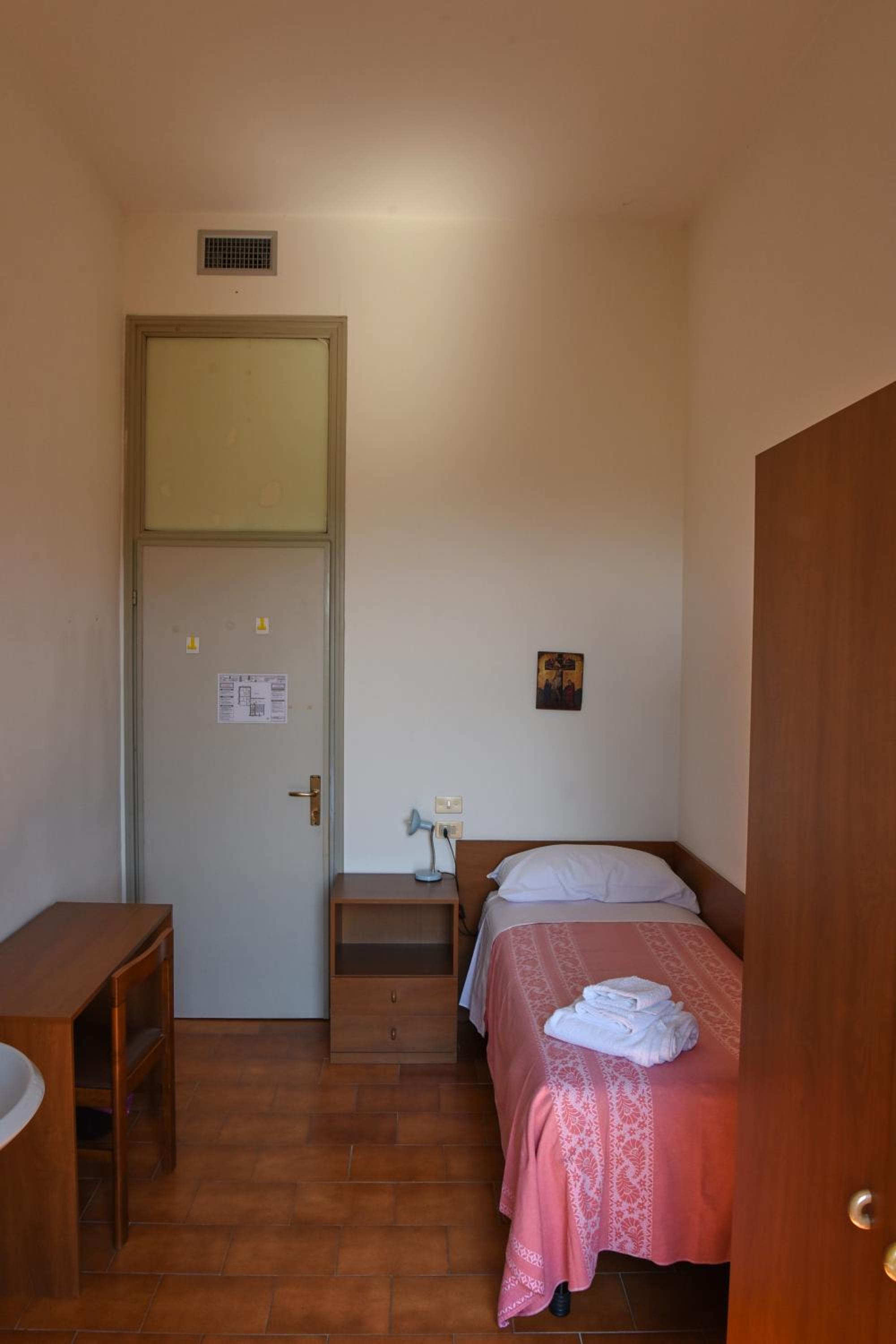 Single Room with Shared Bathroom photo 2