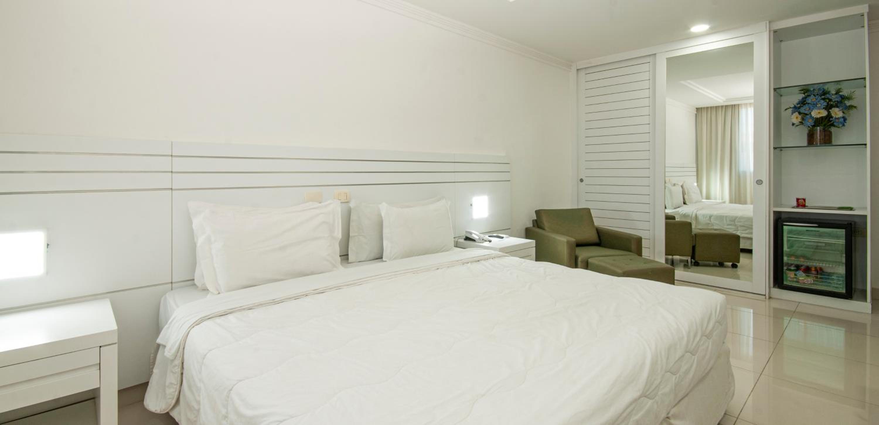 Suite - Photo 1