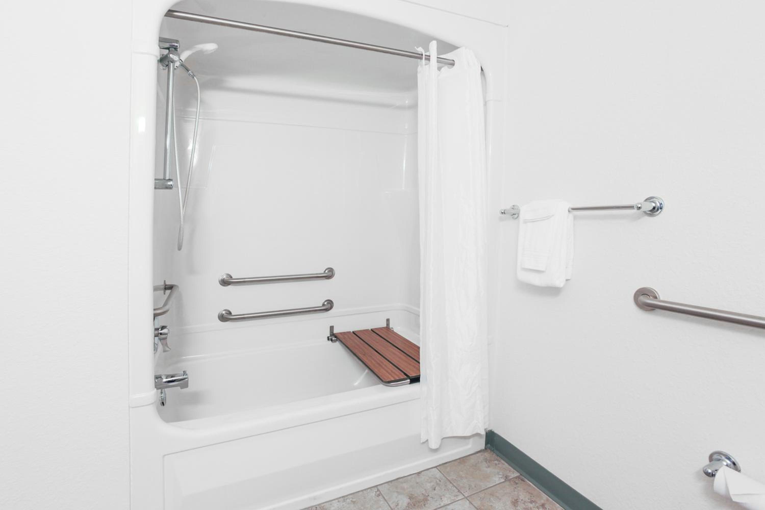 Queen Room - Mobility Access/Non-Smoking - Photo 2