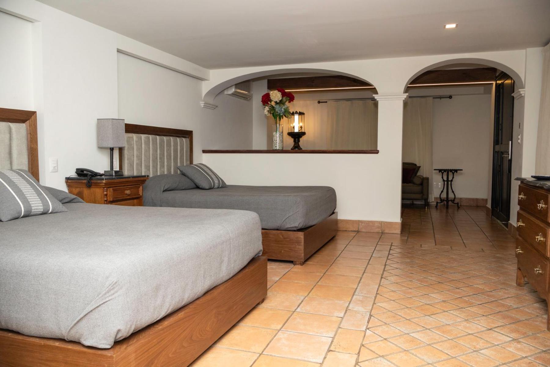 Suite - Photo 1