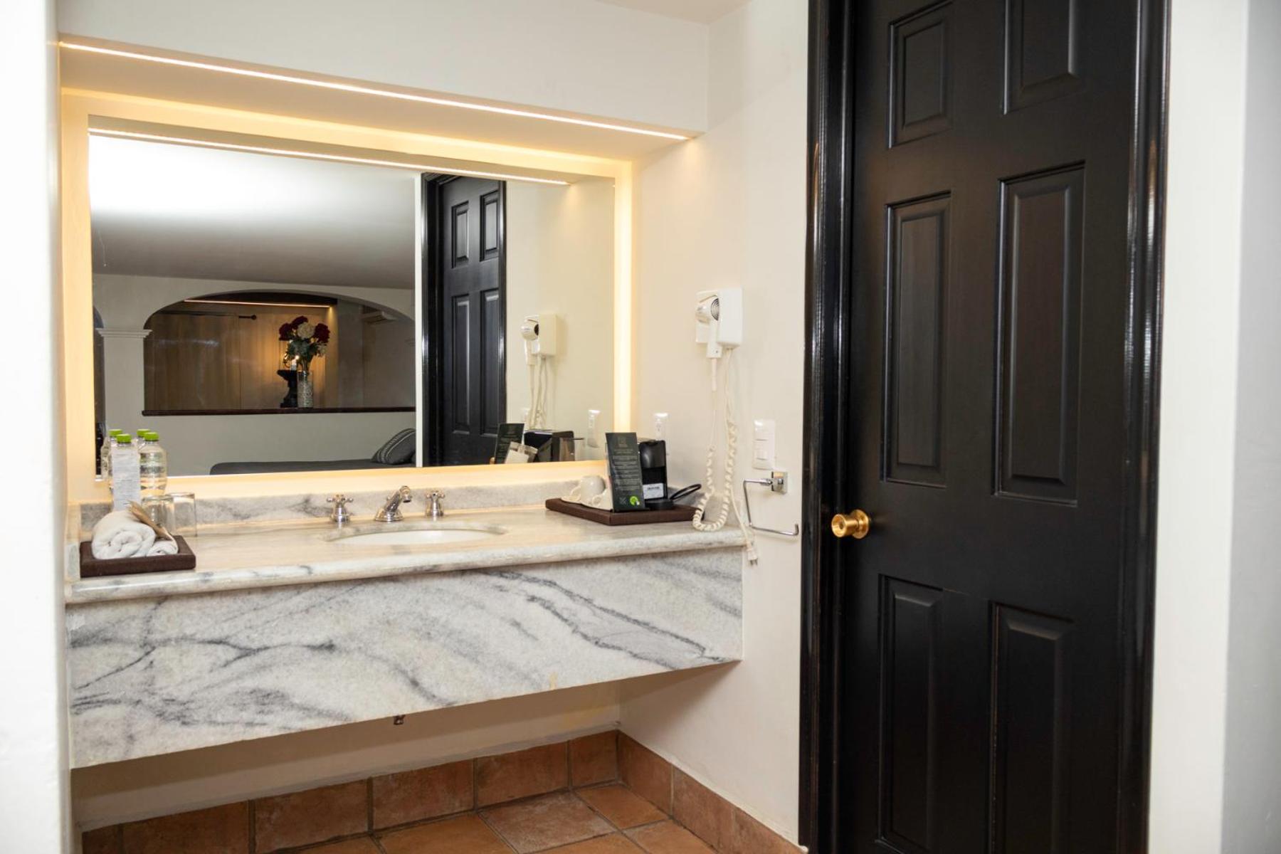 Suite - Photo 7