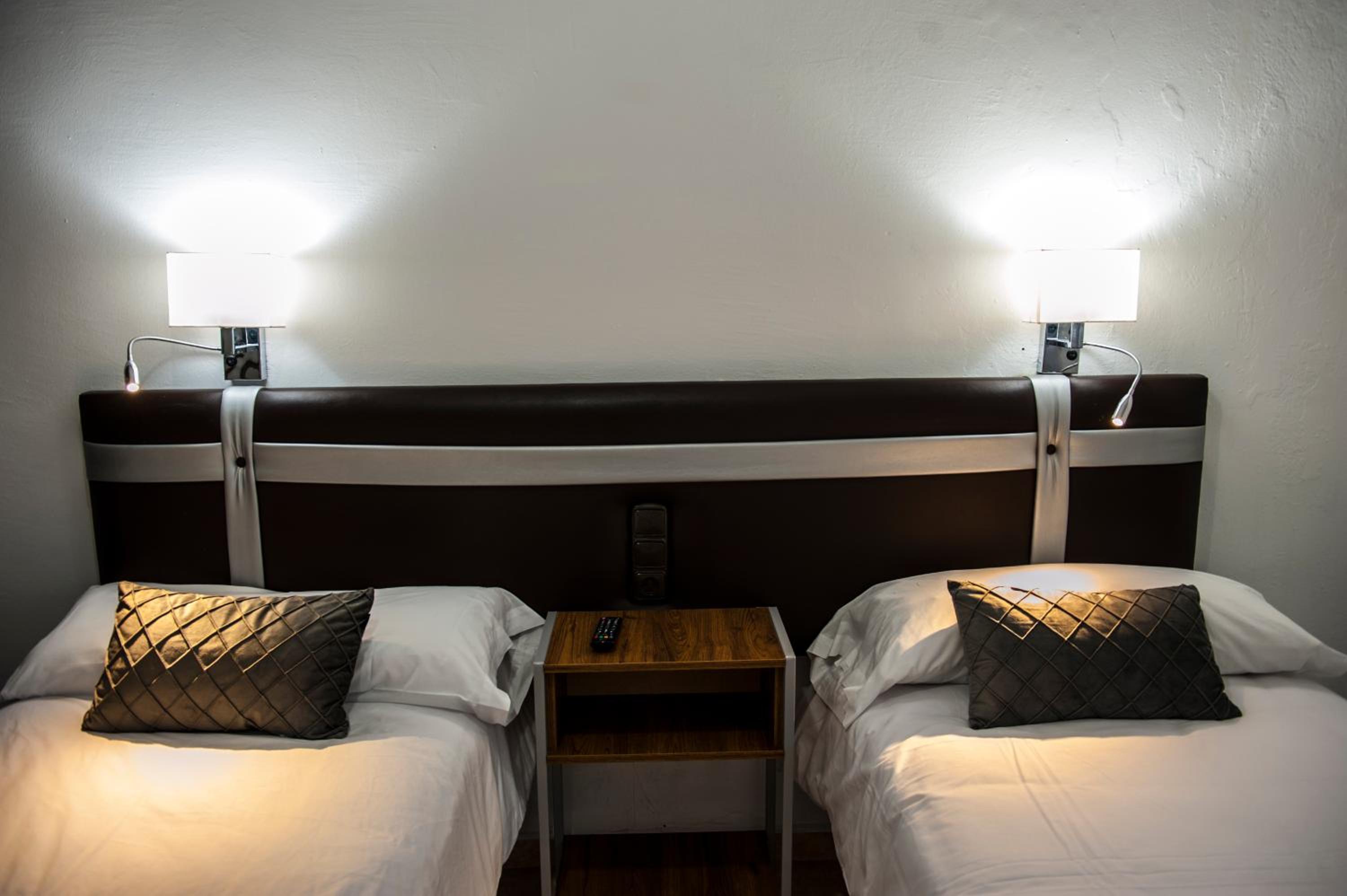 Double or Twin Room - Photo 4