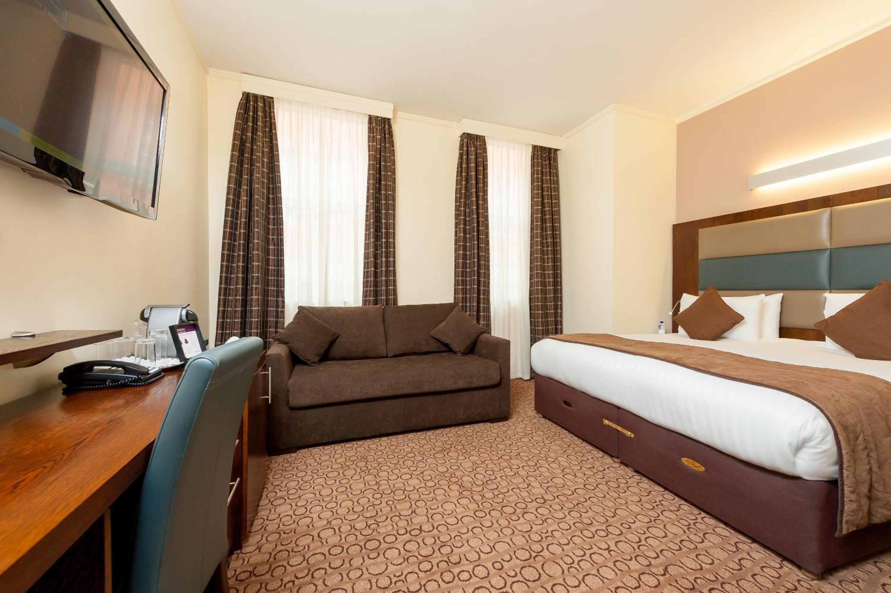 Executive King Room with Sofa Bed thumbnail 5