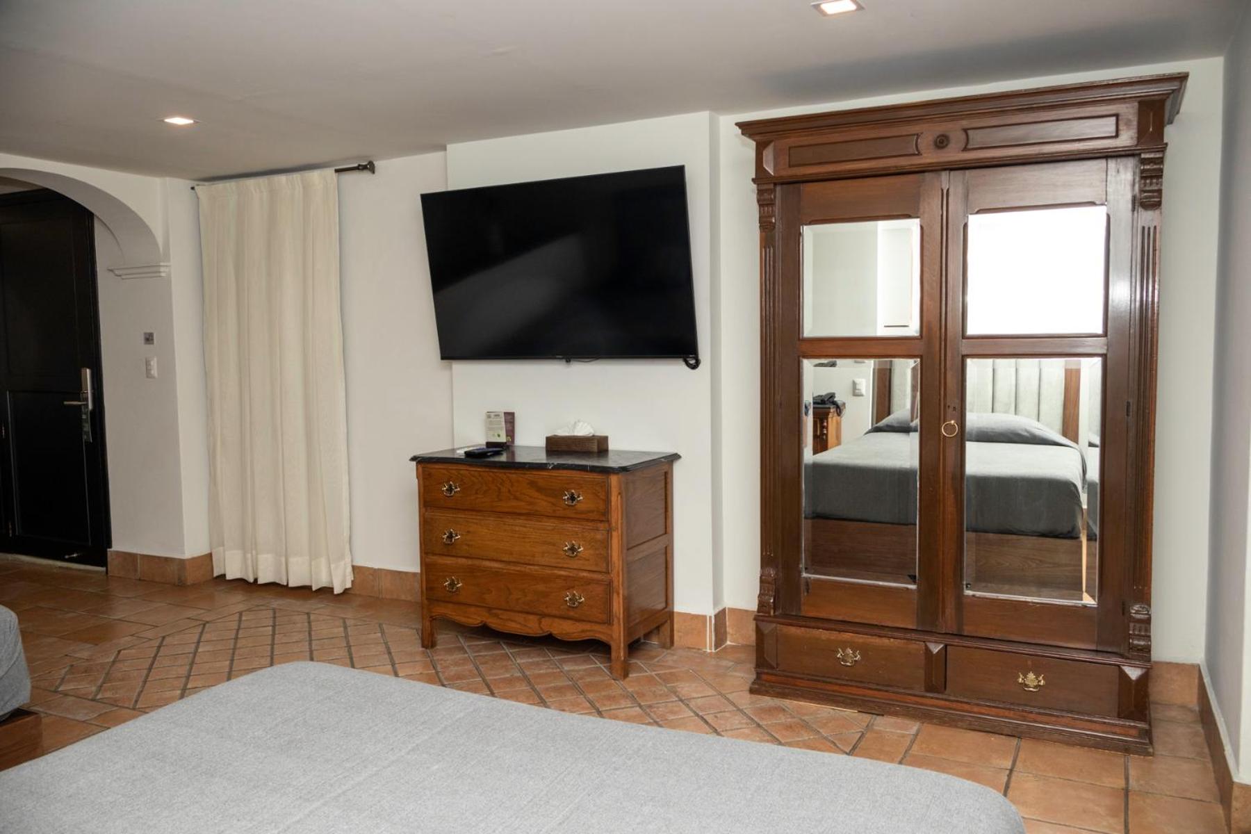 Suite - Photo 5