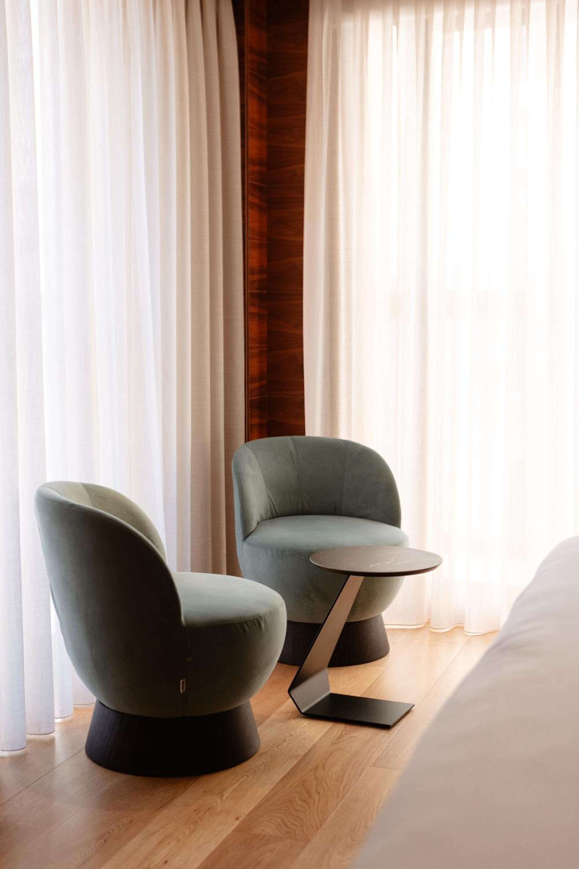 Deluxe Queen Suite with Spa Bath - Photo 9