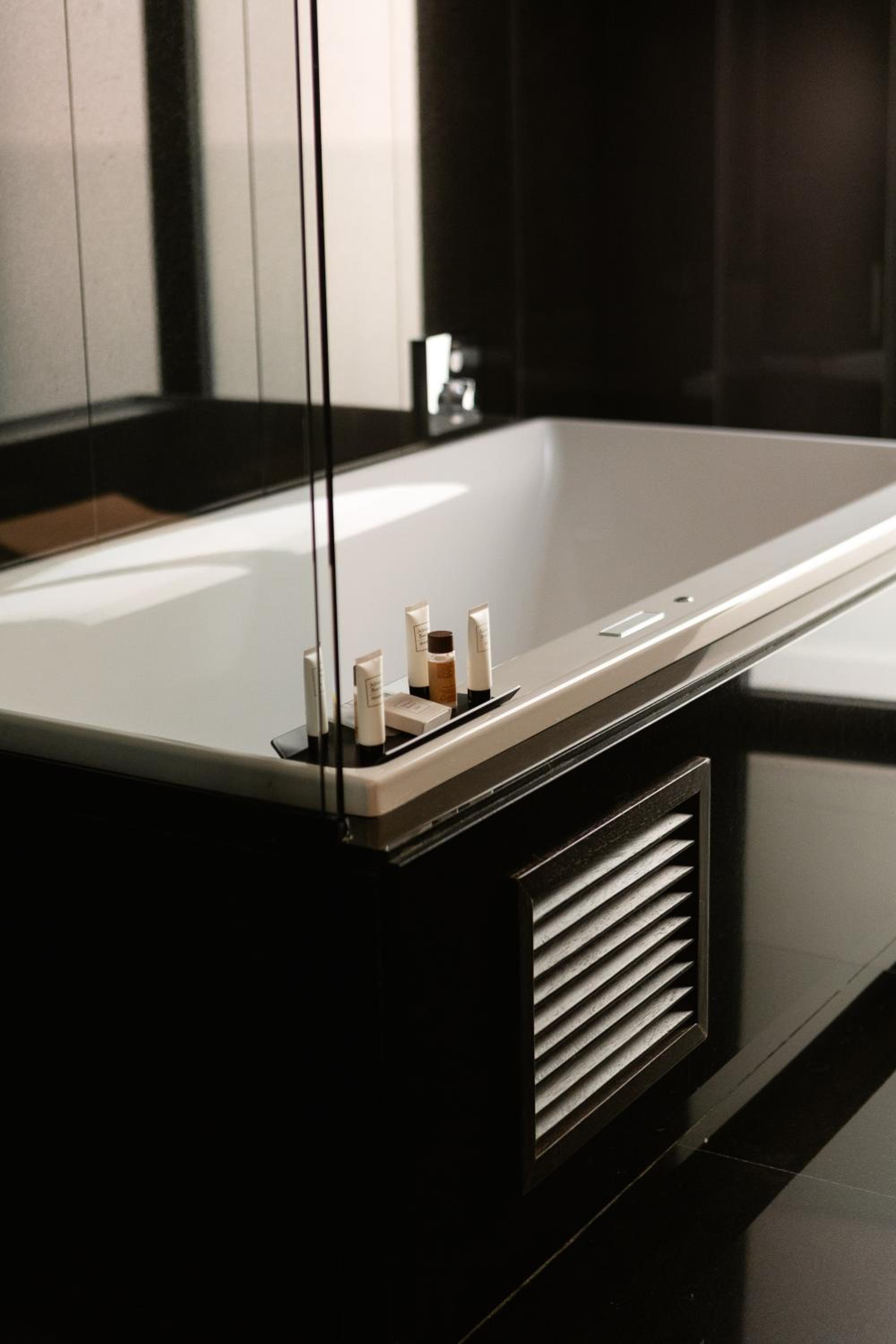 Deluxe Queen Suite with Spa Bath - Photo 10
