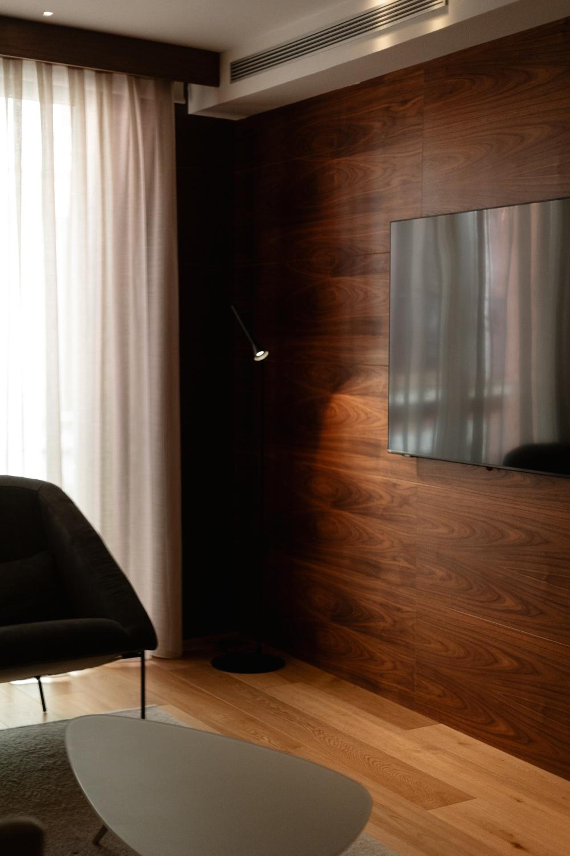 Deluxe Queen Suite with Spa Bath - Photo 3