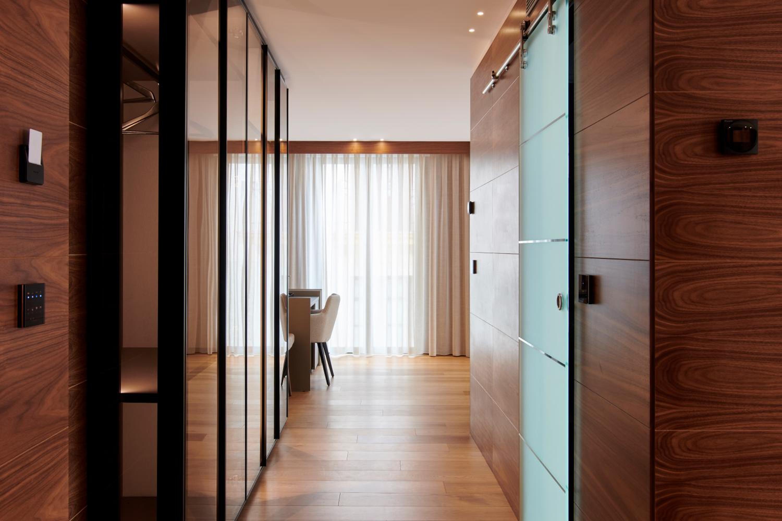 Deluxe Queen Suite with Spa Bath - Photo 1