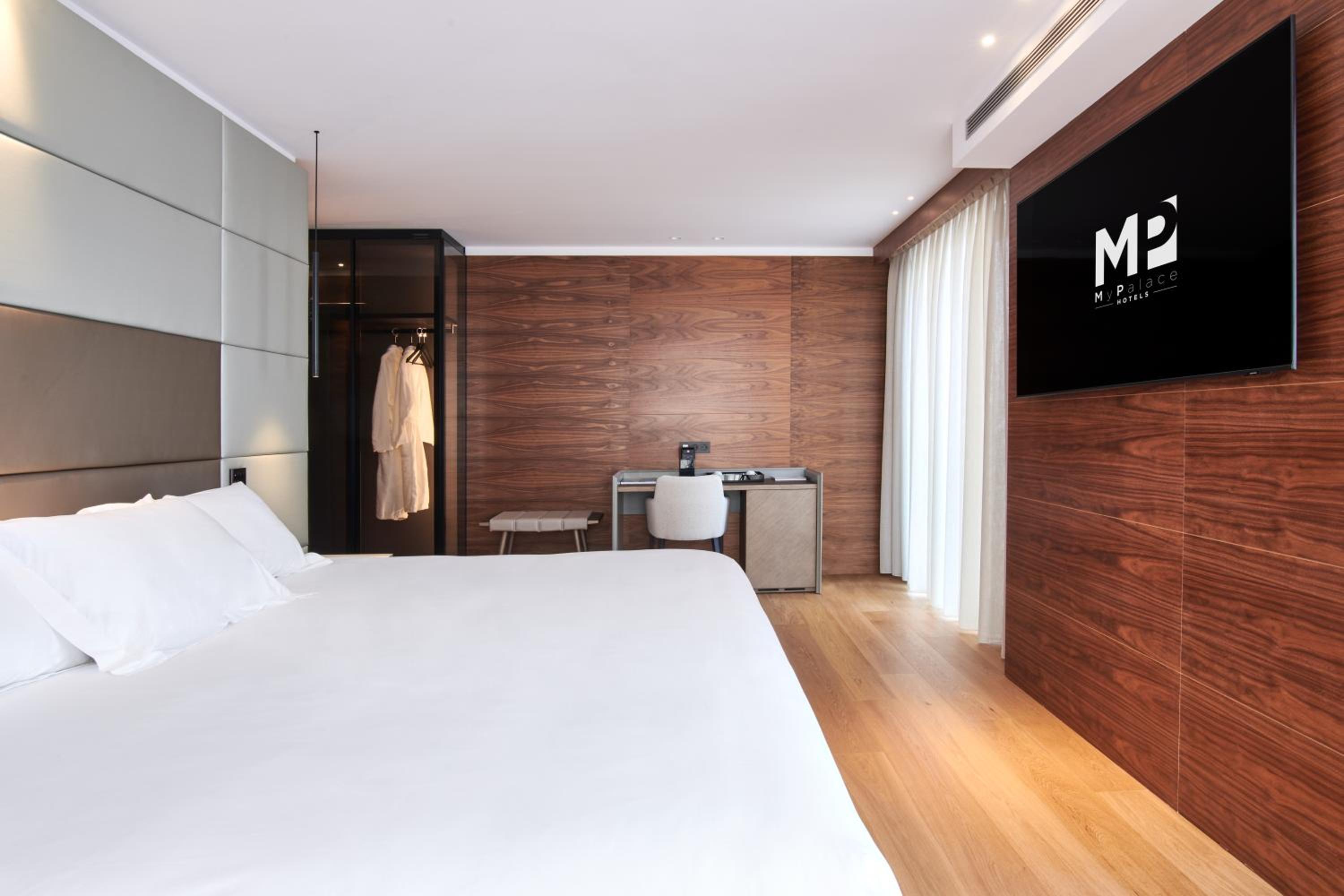 Deluxe Queen Suite with Spa Bath - Photo 17
