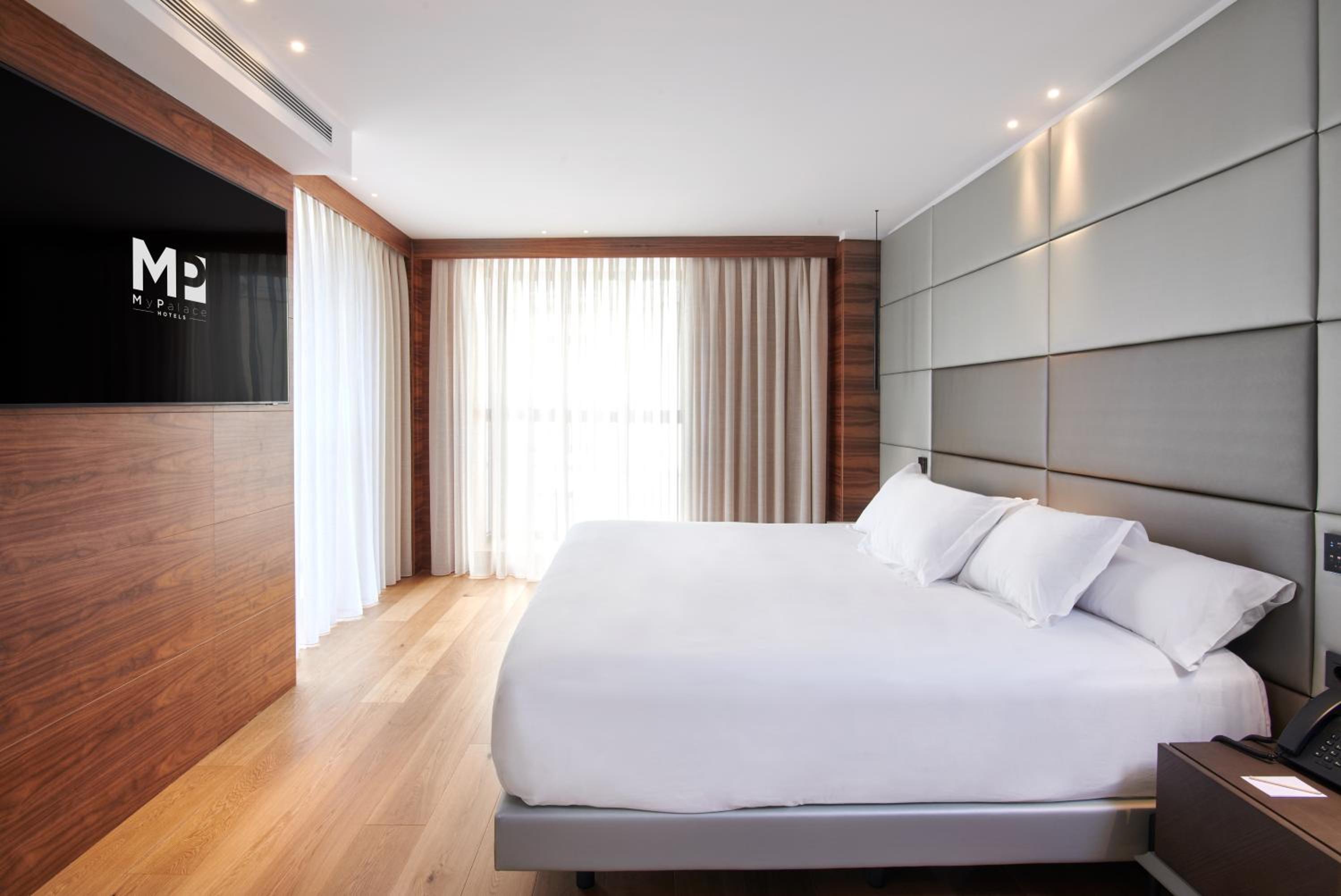 Deluxe Queen Suite with Spa Bath - Photo 16
