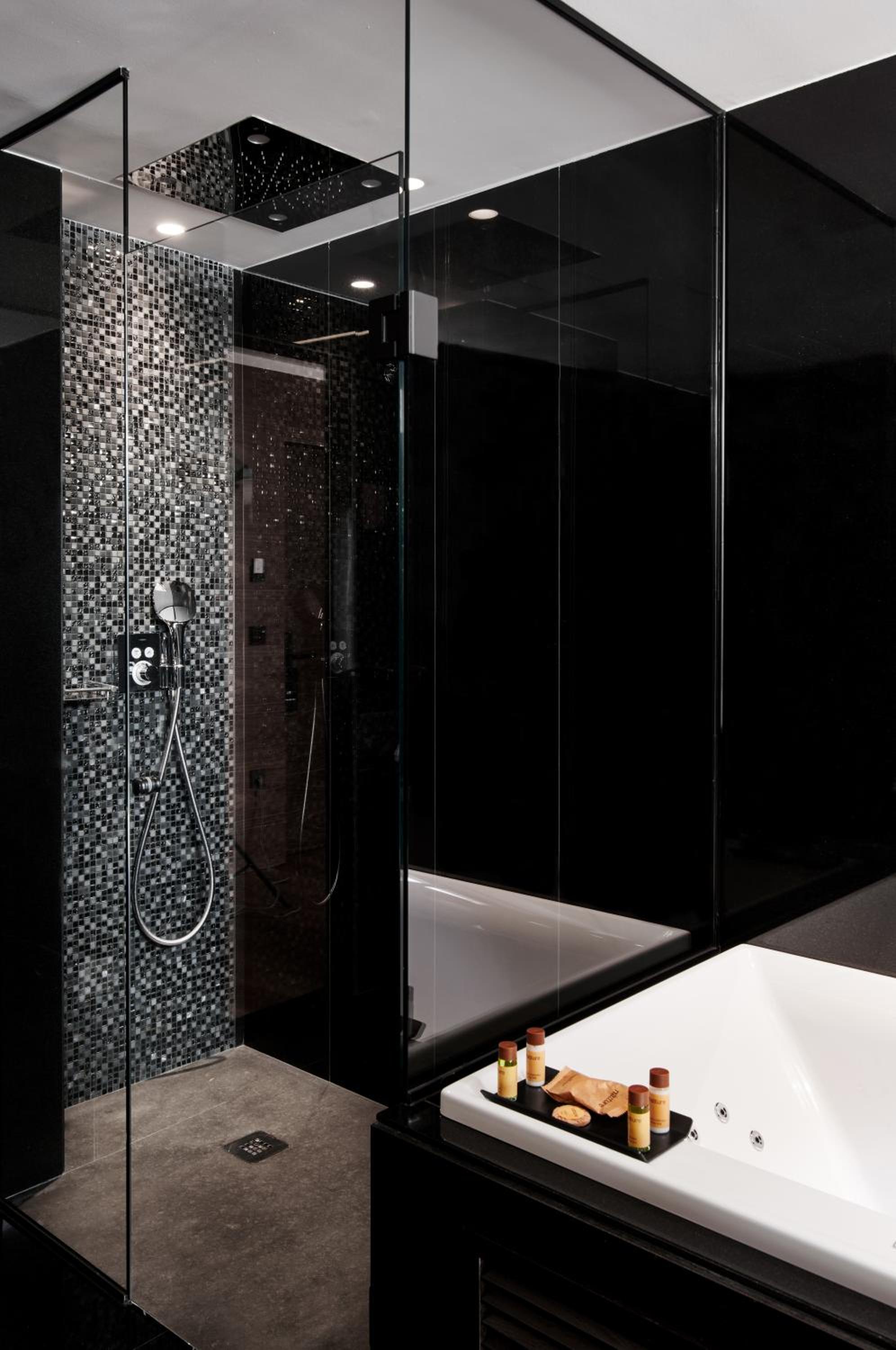Deluxe Queen Suite with Spa Bath - Photo 14