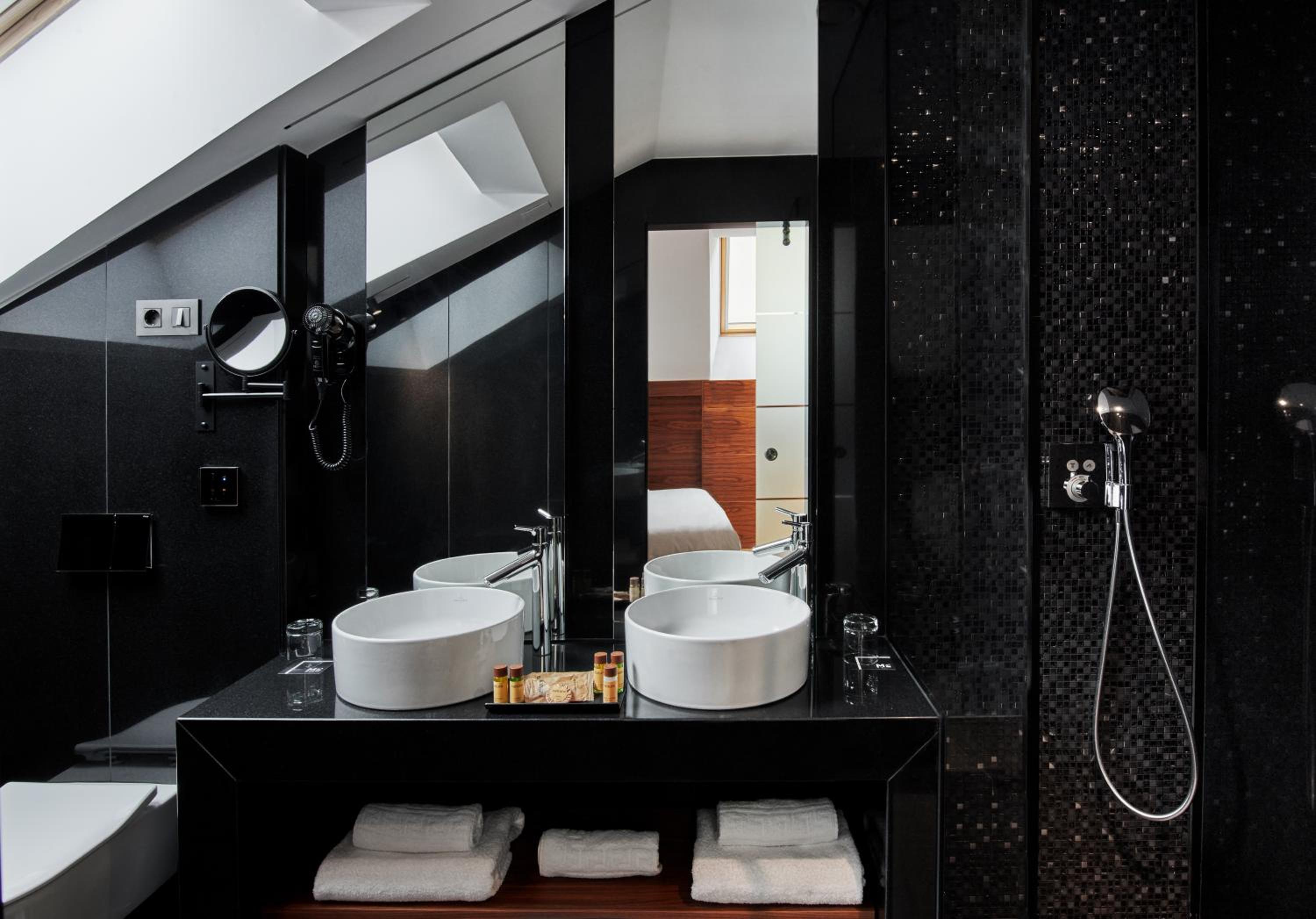 Premium Double Room - Photo 9
