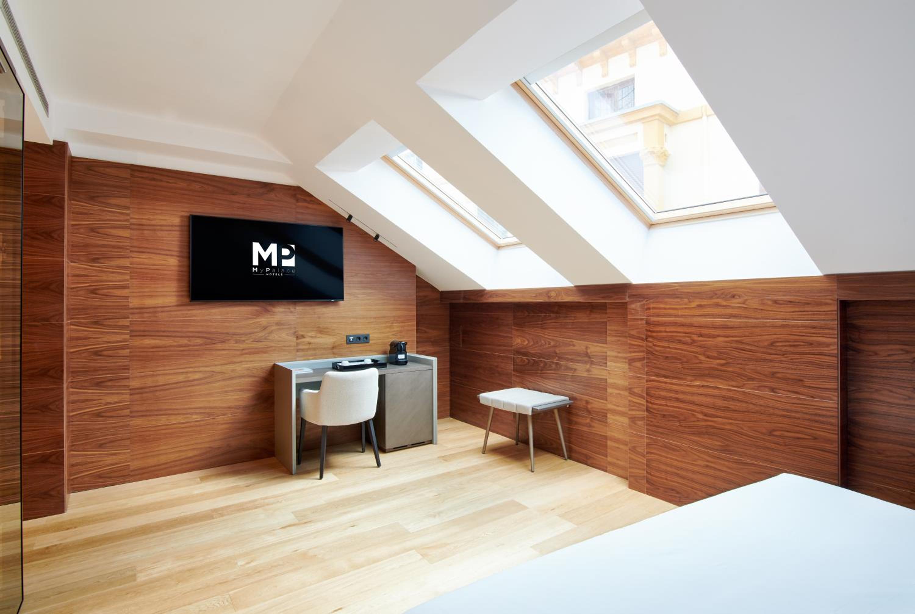Premium Double Room - Photo 6