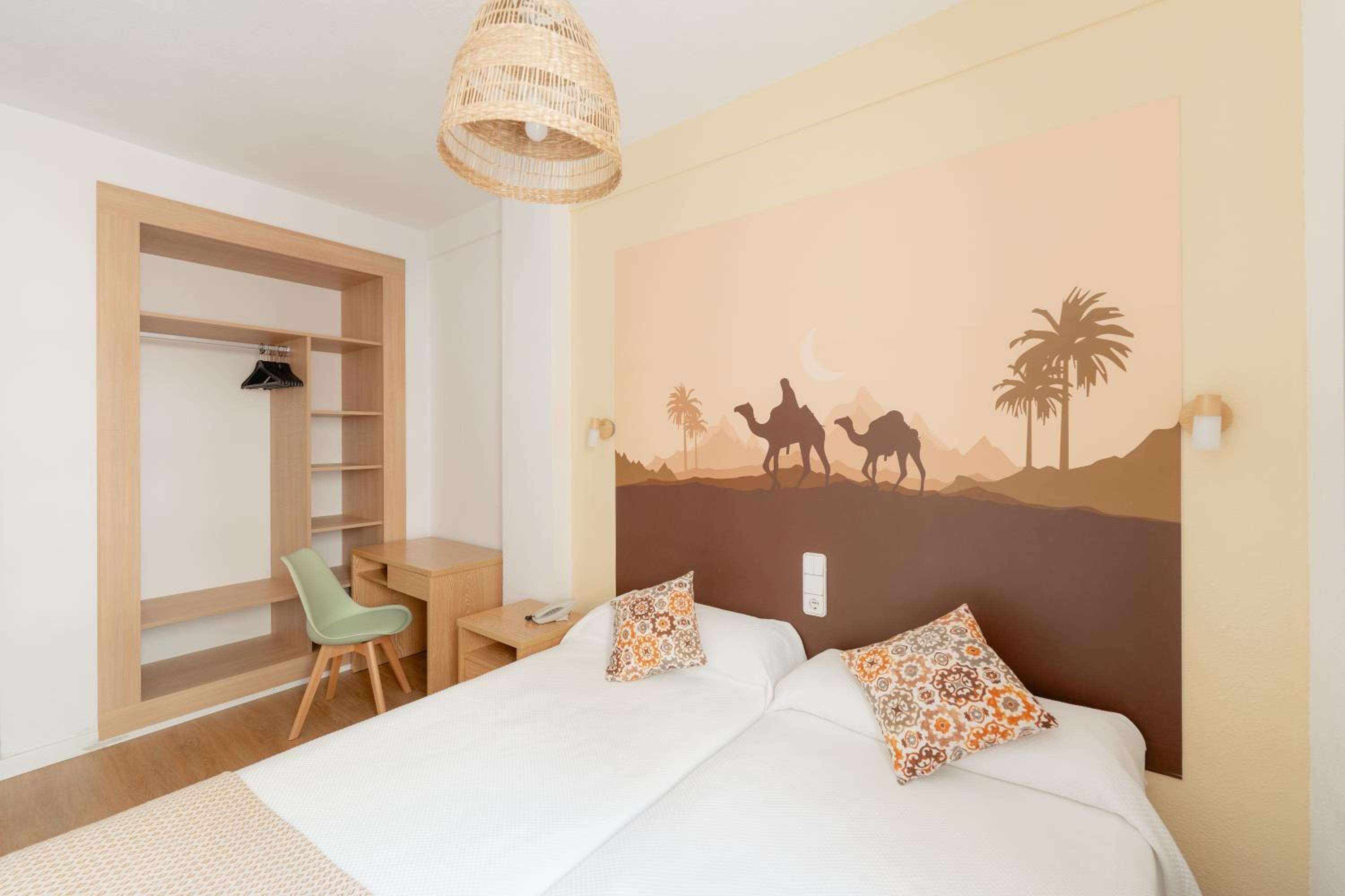 Double or Twin Room with Balcony - Photo 2
