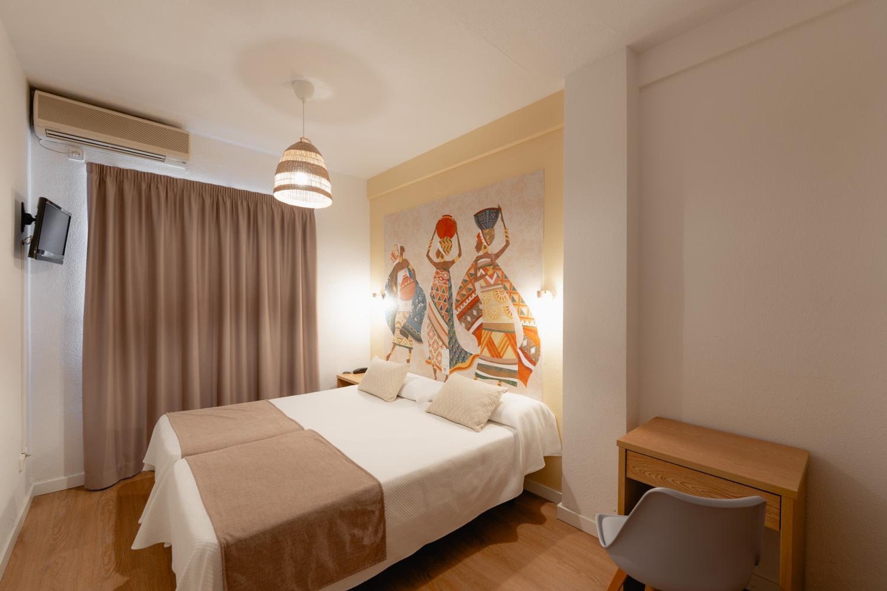 Double or Twin Room - Photo 6