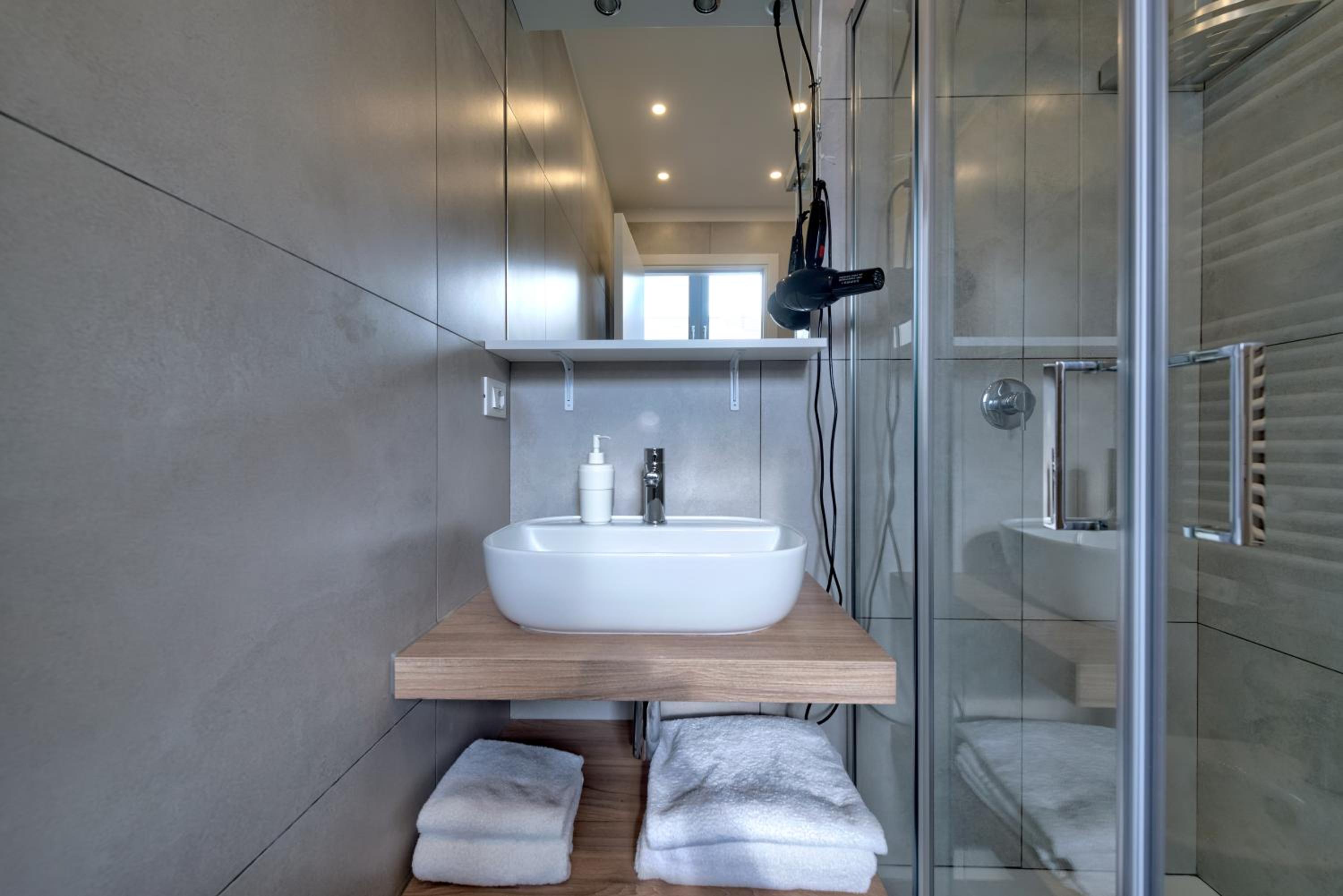 Double Room with Private Bathroom - Photo 10